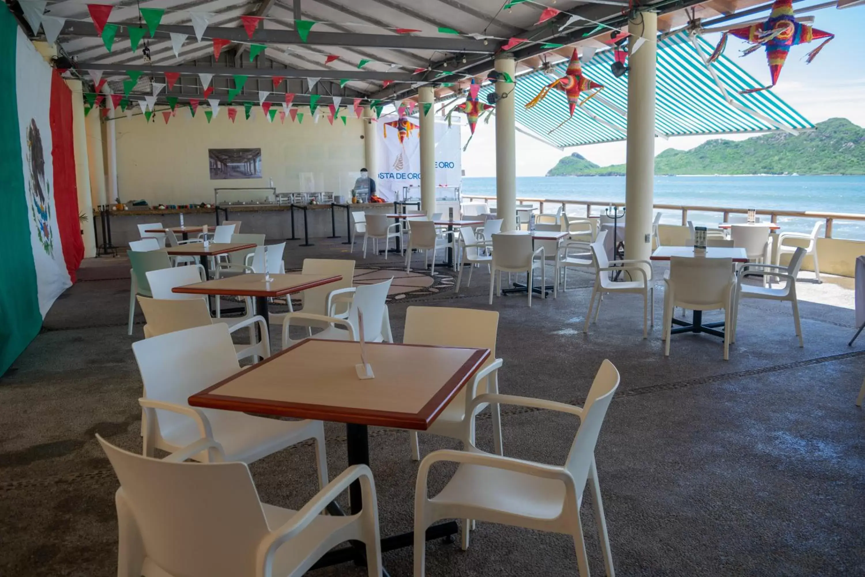 Restaurant/Places to Eat in Costa de Oro Beach Hotel