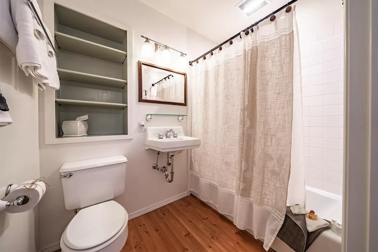 Shower, Bathroom in Abigail's Bed and Breakfast Inn