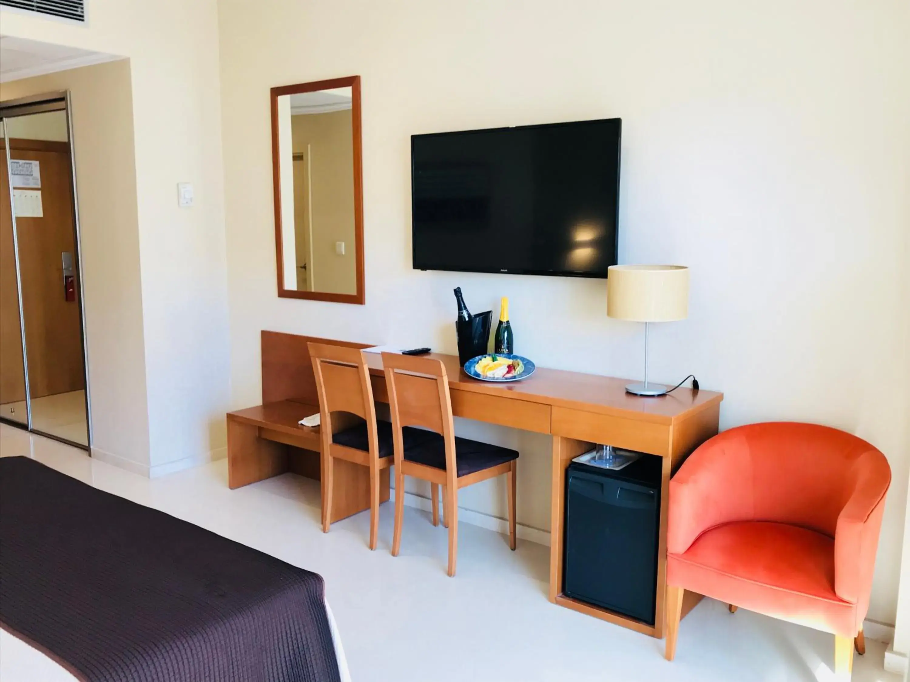 TV and multimedia, TV/Entertainment Center in Hotel Santamarta