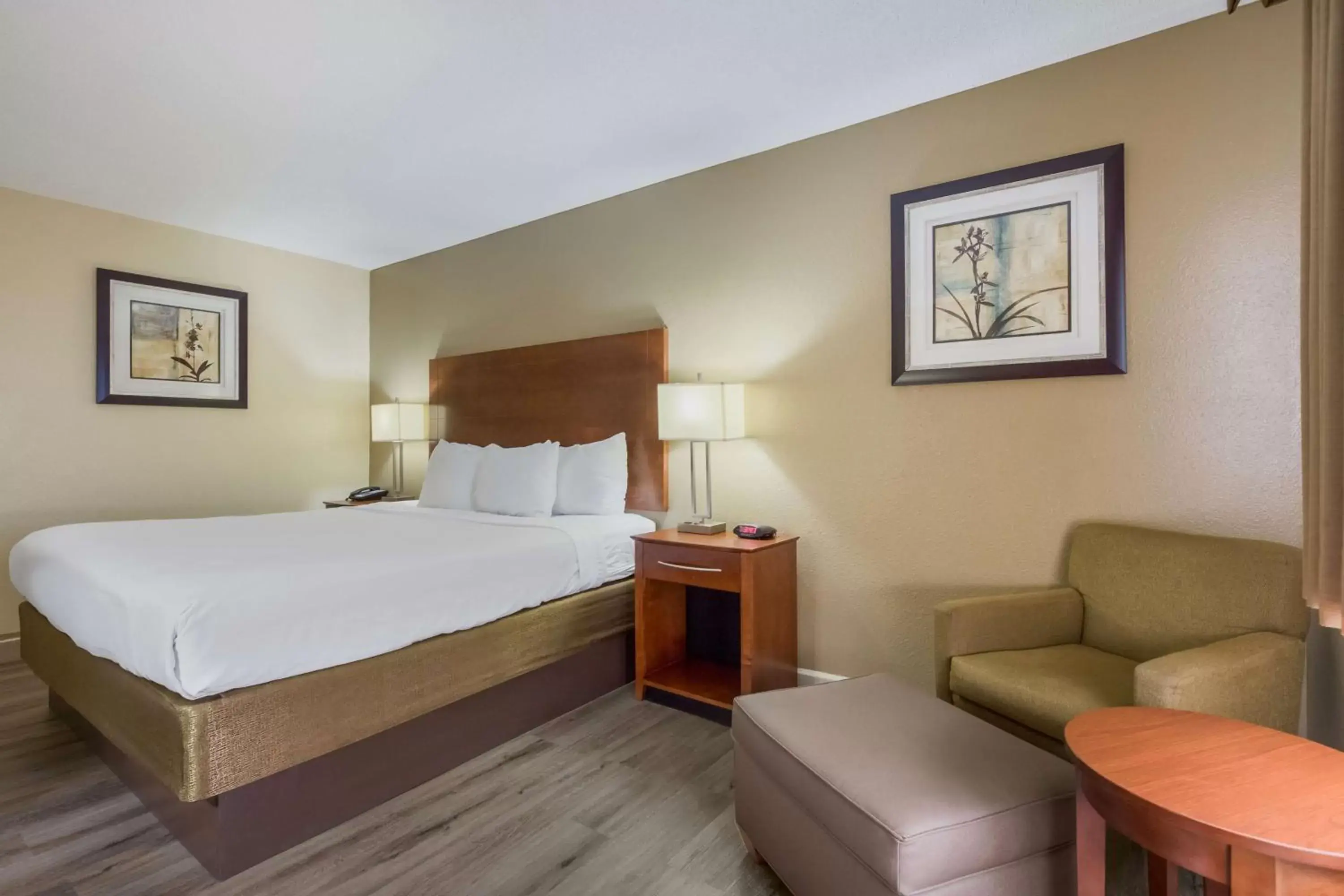 Bedroom, Bed in Best Western U.S. Inn