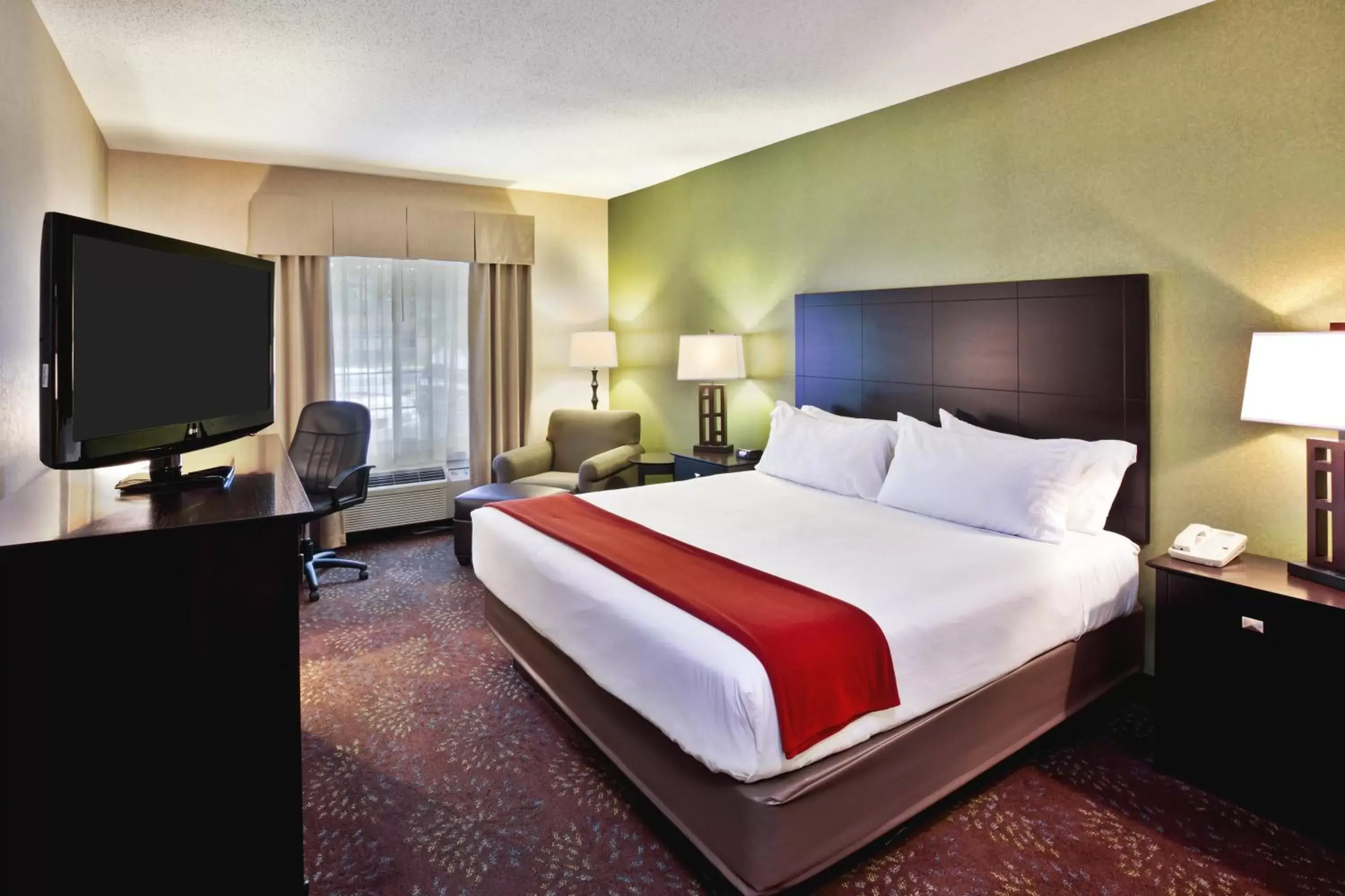 Photo of the whole room, Bed in Holiday Inn Express Hotel & Suites Woodhaven, an IHG Hotel