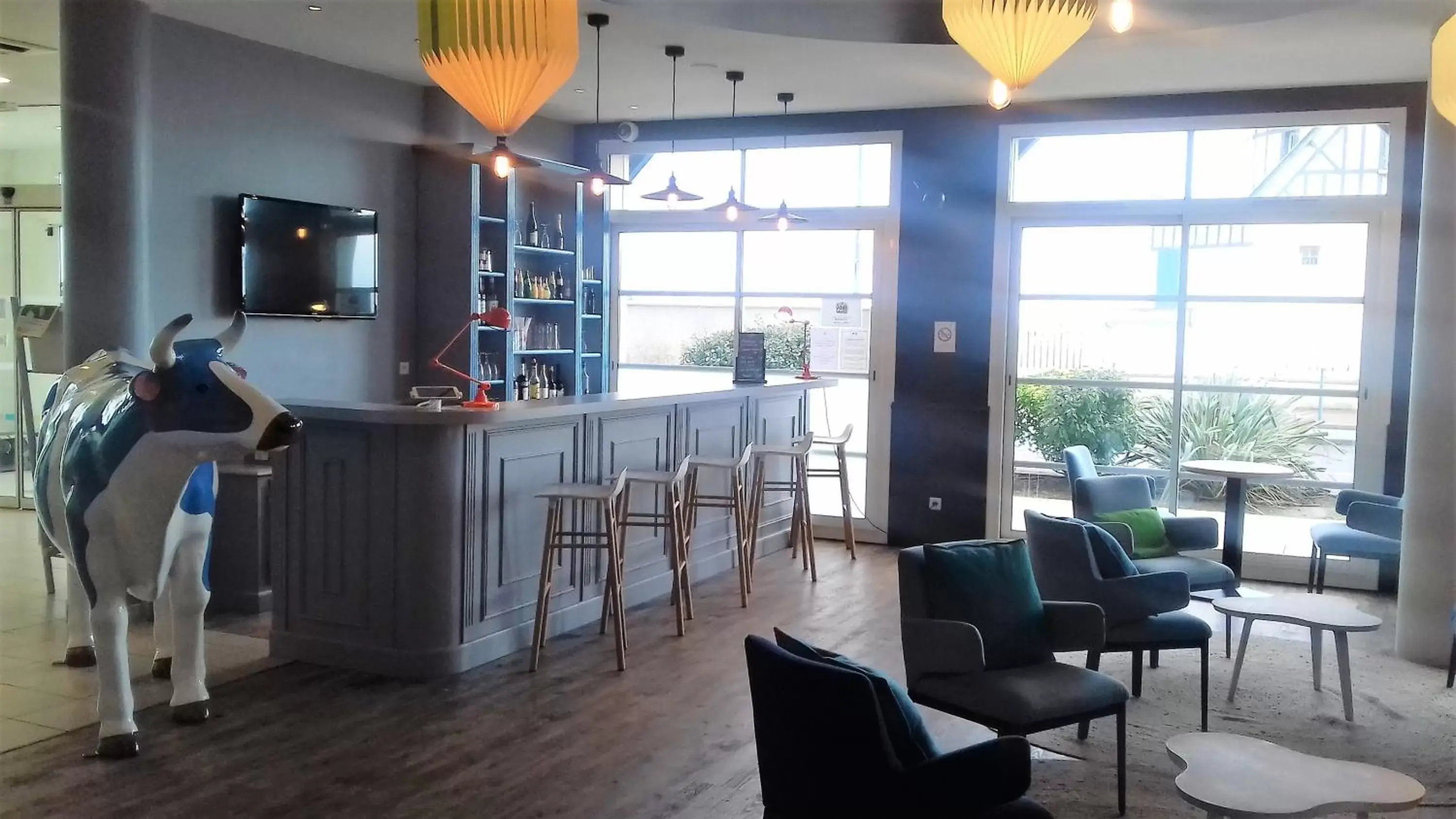 Lounge or bar in ibis Styles Deauville Villers Plage