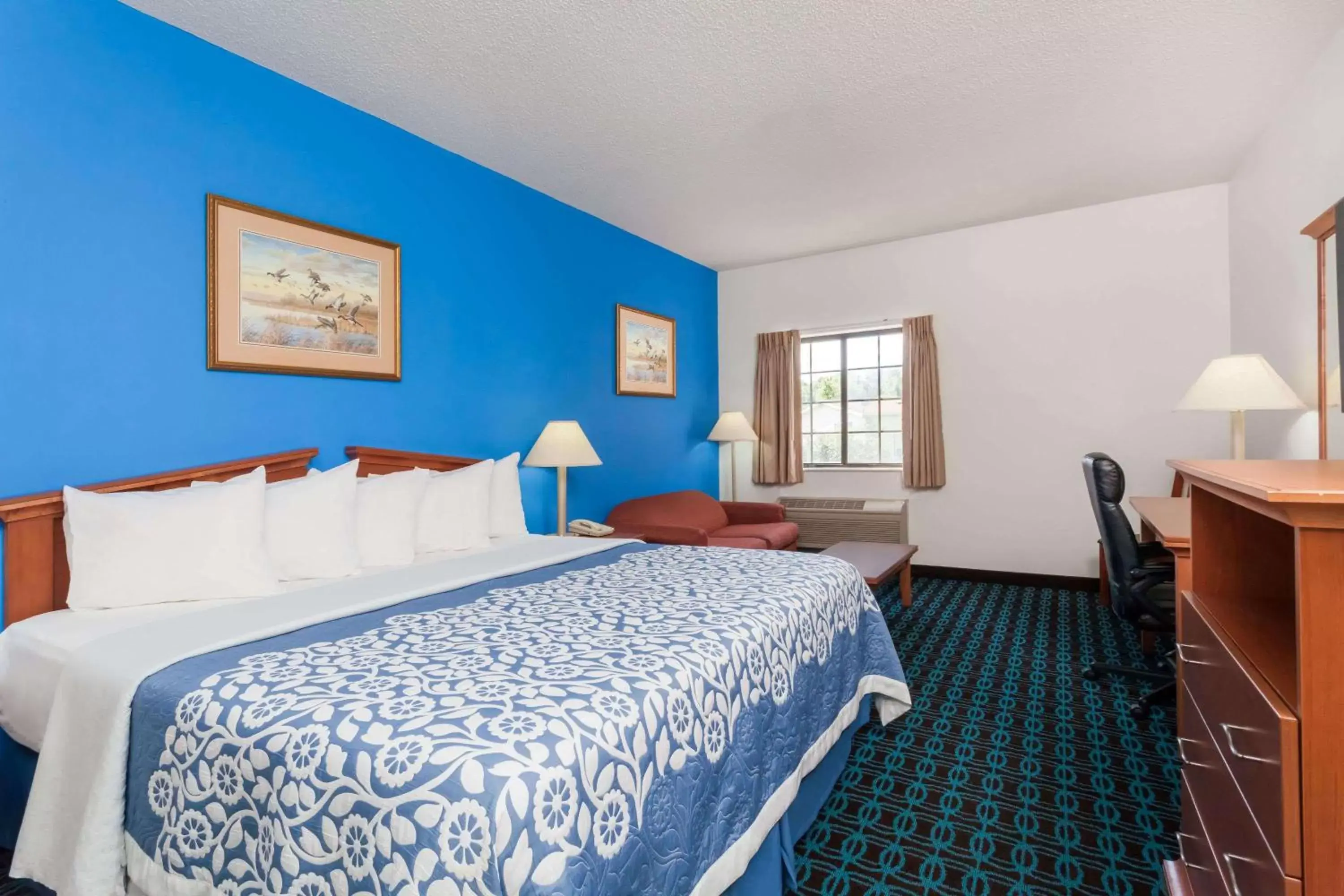 Photo of the whole room, Bed in Days Inn & Suites by Wyndham Cambridge