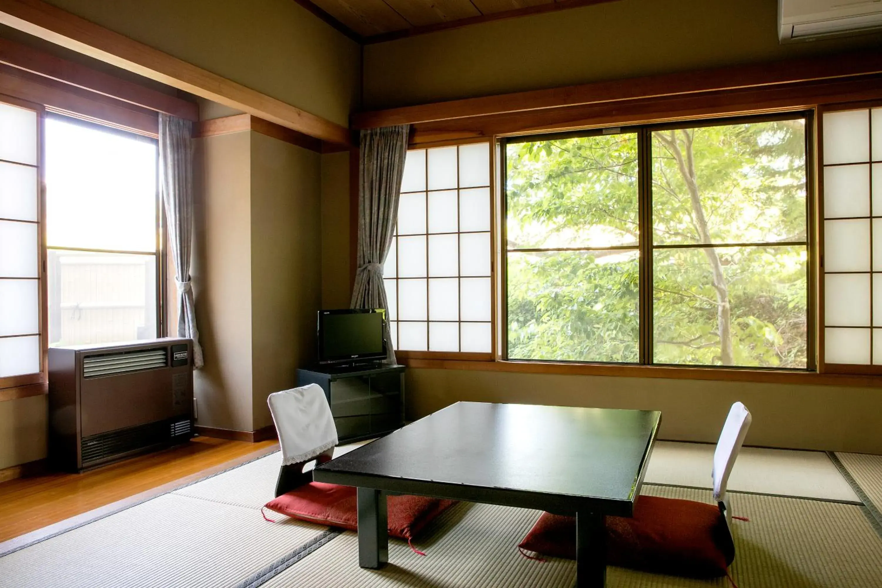 Photo of the whole room, Seating Area in Ryokan Warabino