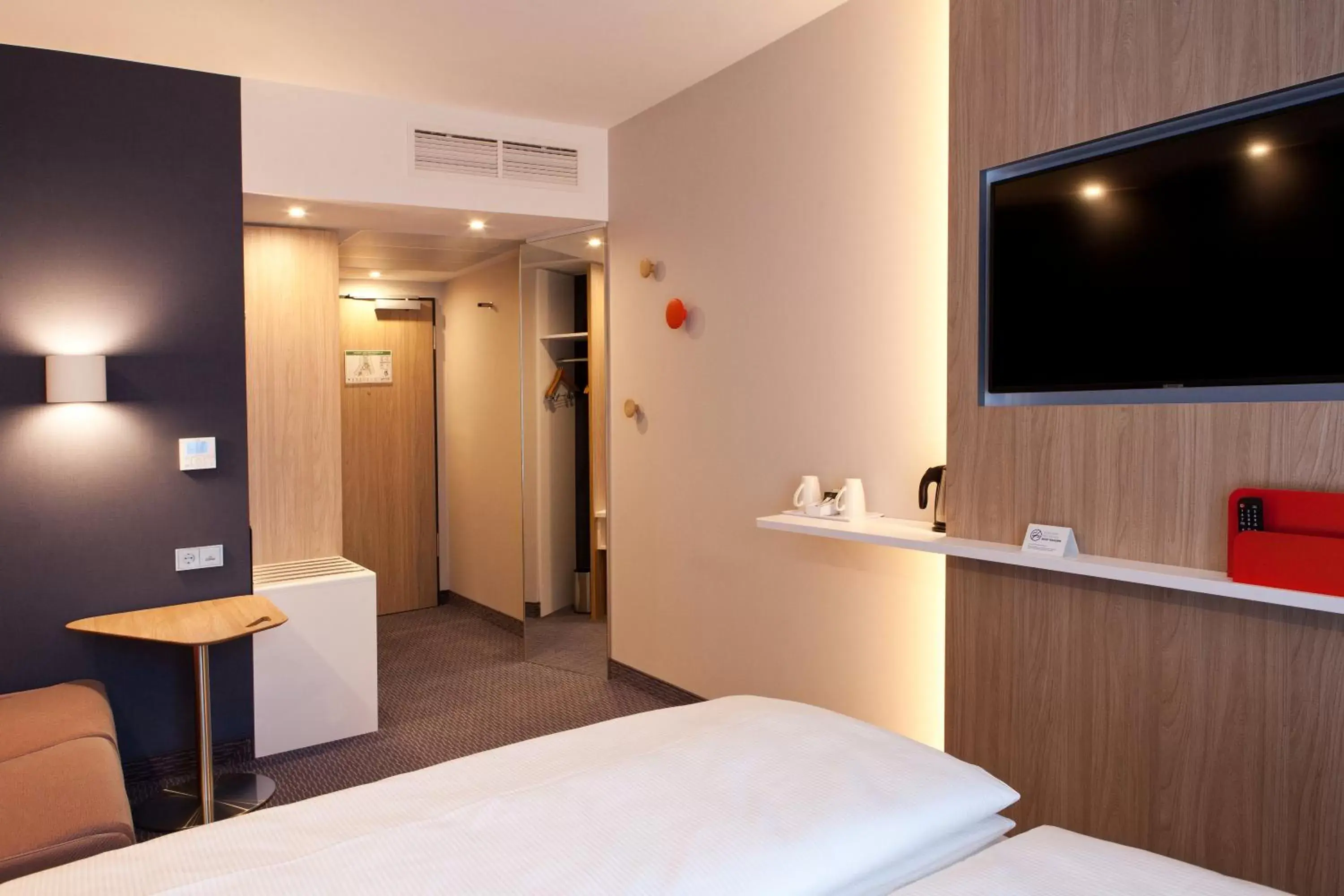 Bedroom, TV/Entertainment Center in Holiday Inn Express & Suites - Basel - Allschwil, an IHG Hotel