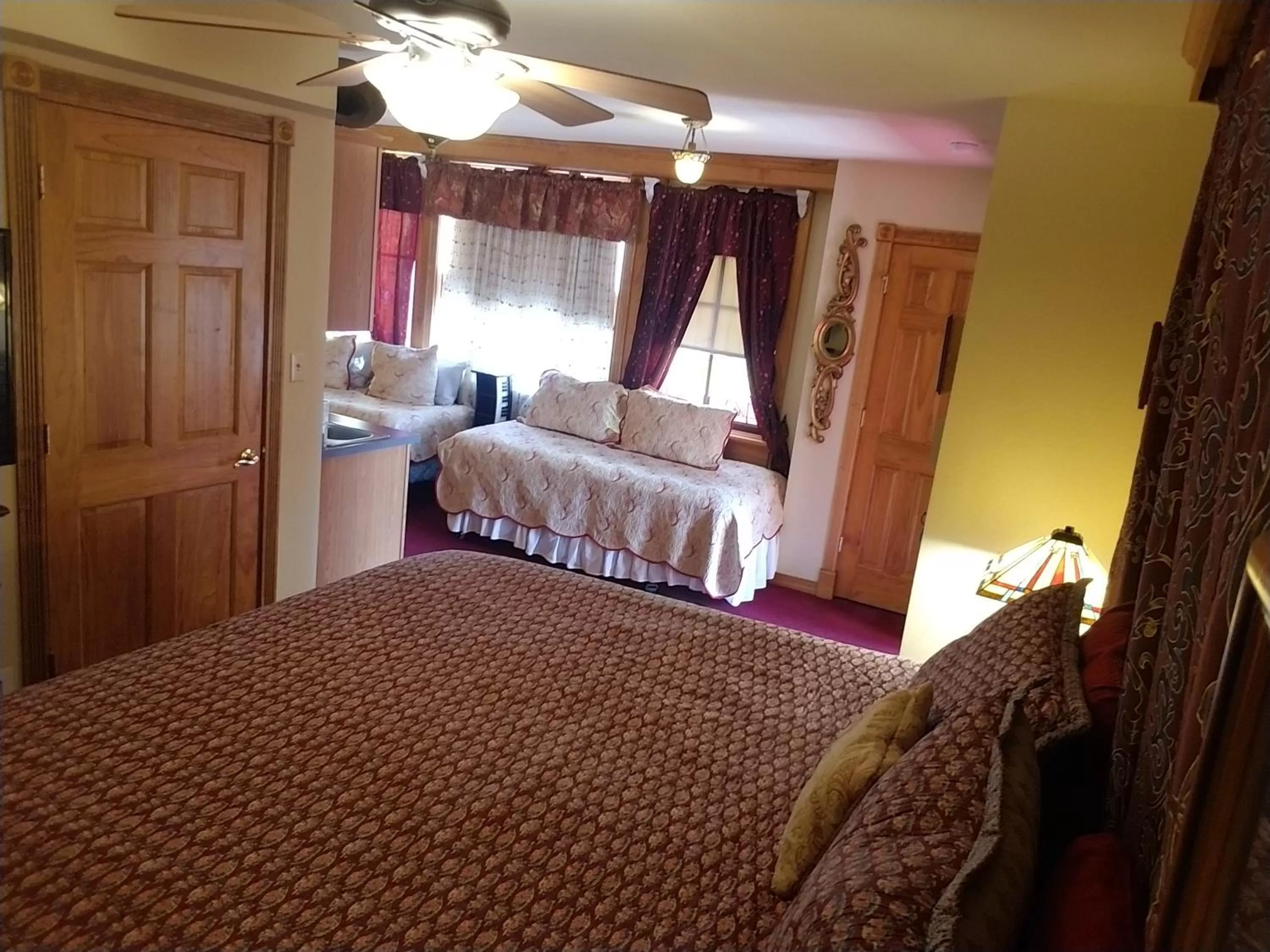 Bed in All Seasons Inn