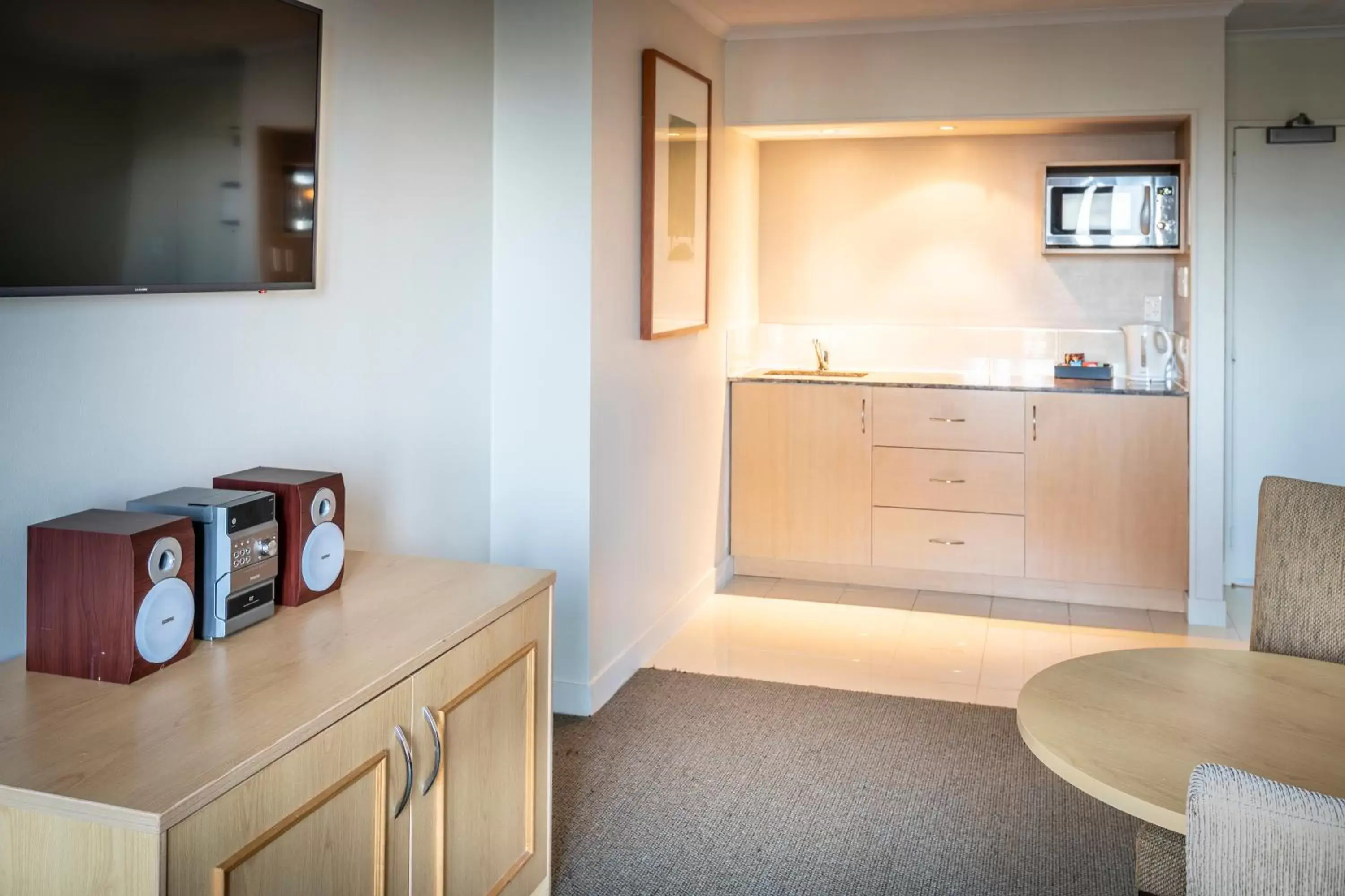 Coffee/tea facilities, Kitchen/Kitchenette in Copthorne Hotel Auckland City