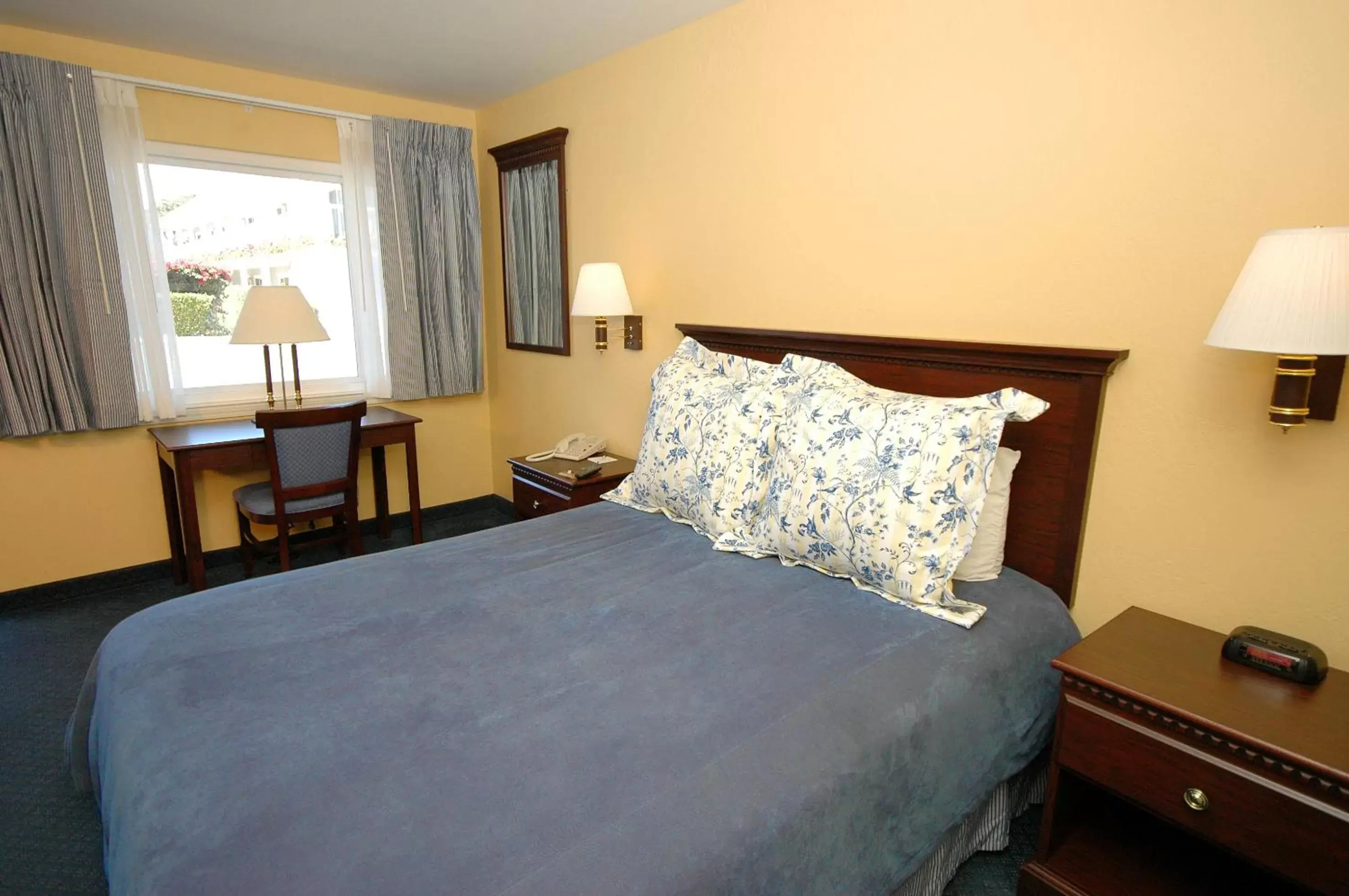 Bedroom, Bed in Monterey Bay Lodge