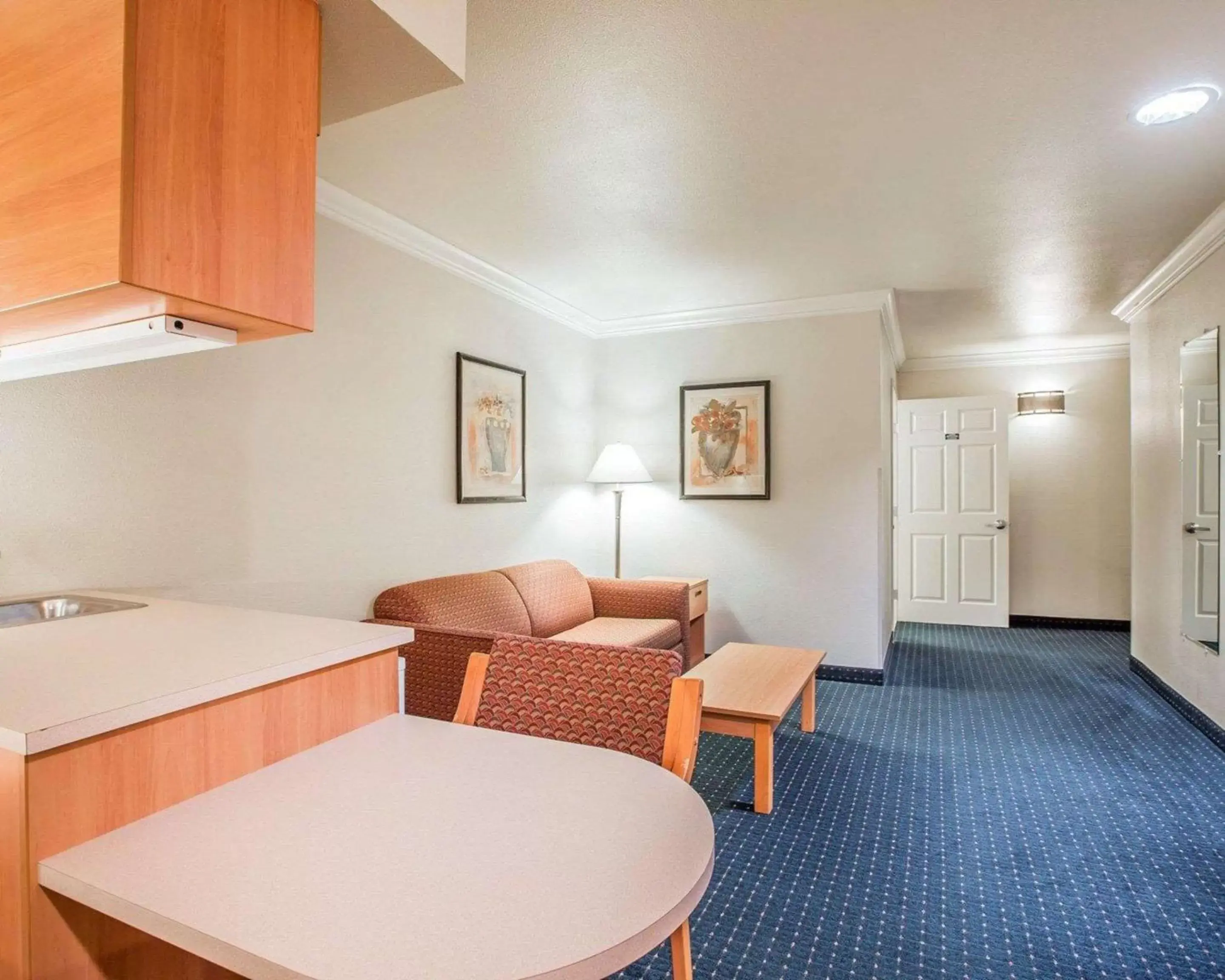 Photo of the whole room, Seating Area in Comfort Inn & Suites Salinas