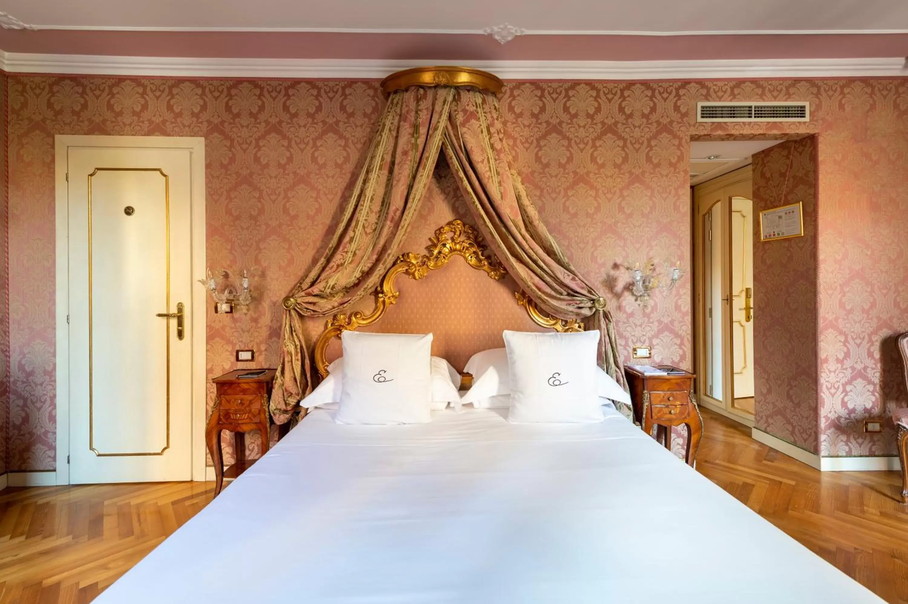 Bed in Hotel Antico Doge - a Member of Elizabeth Hotel Group