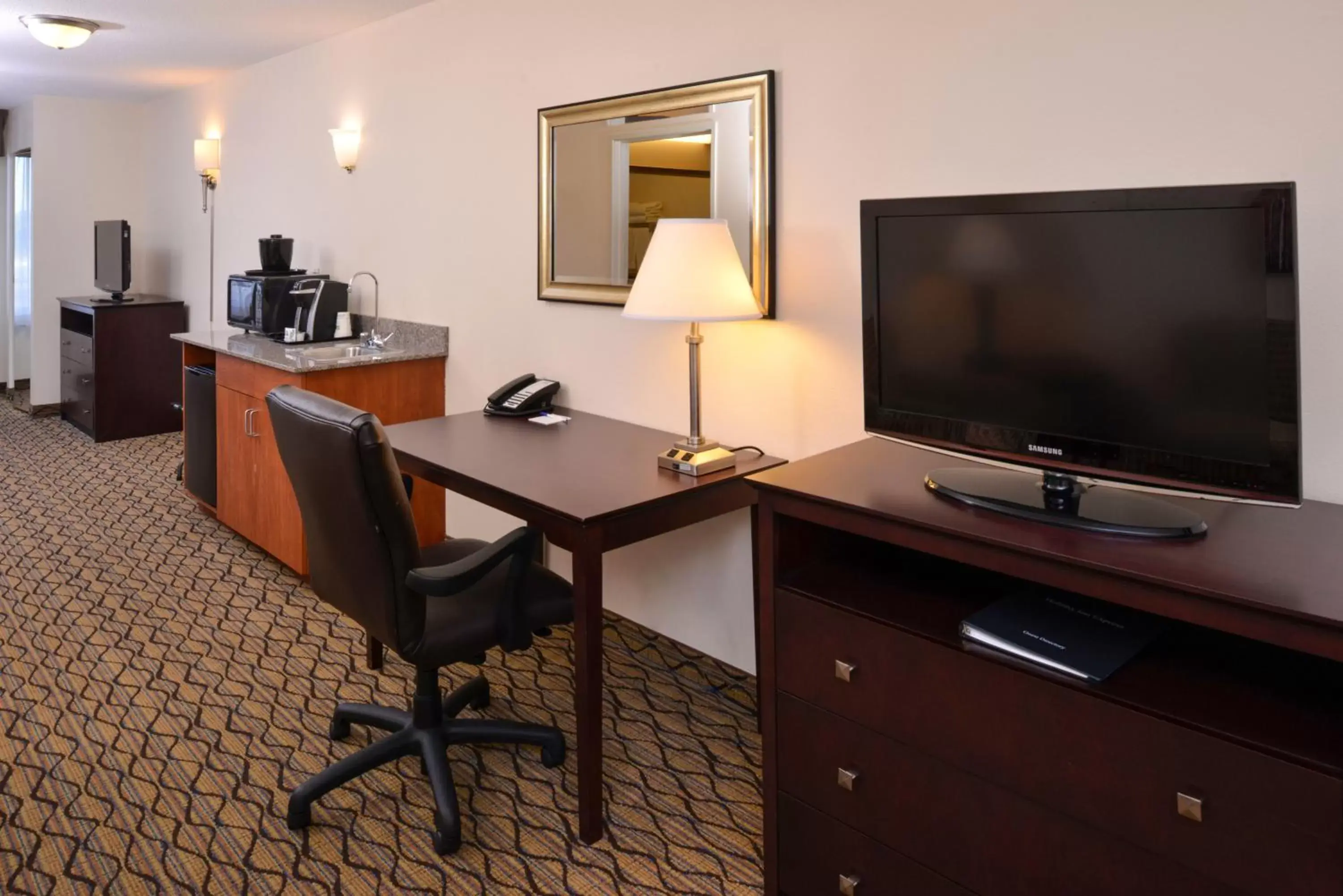 Bedroom, TV/Entertainment Center in Holiday Inn Express St Croix Valley, an IHG Hotel