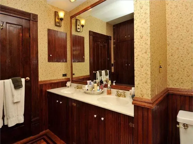 Bathroom in Victorian Loft Bed and Breakfast