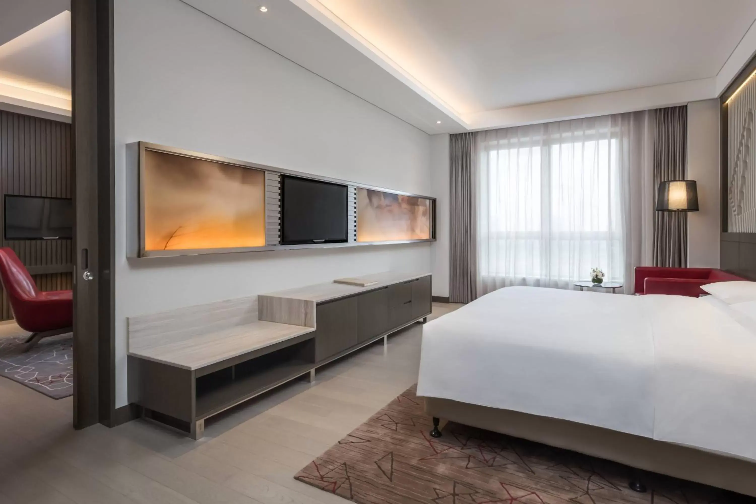 Bedroom, TV/Entertainment Center in Courtyard by Marriott Tianjin Hongqiao