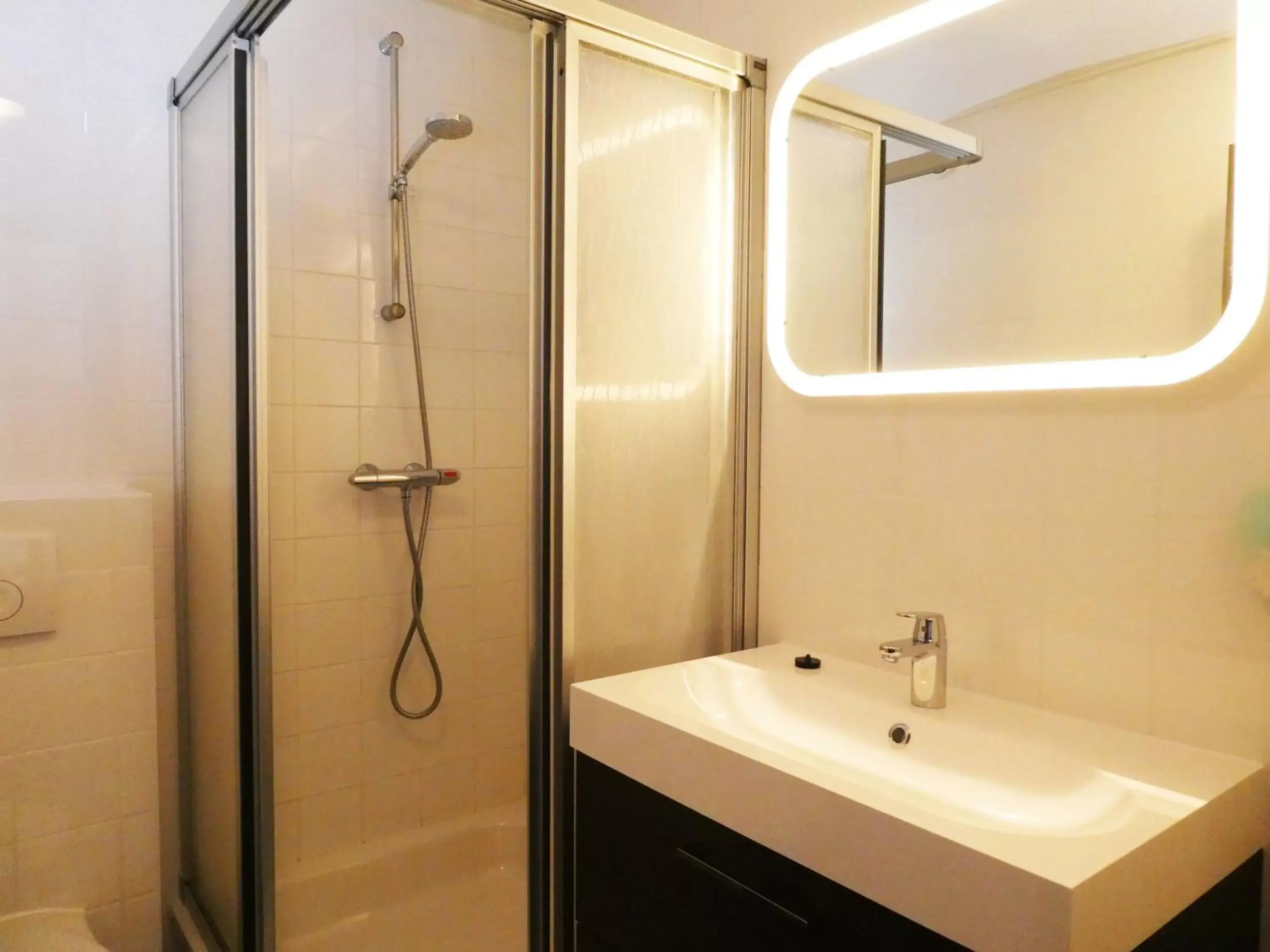 Shower, Bathroom in Hotel Café Restaurant De Posthoorn
