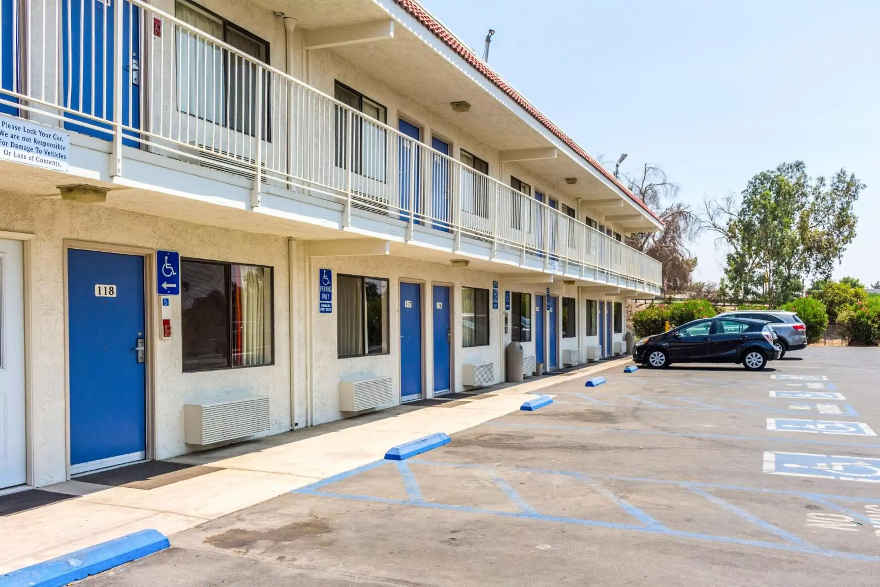 Property building, Facade/Entrance in Motel 6-Bakersfield, CA - Convention Center