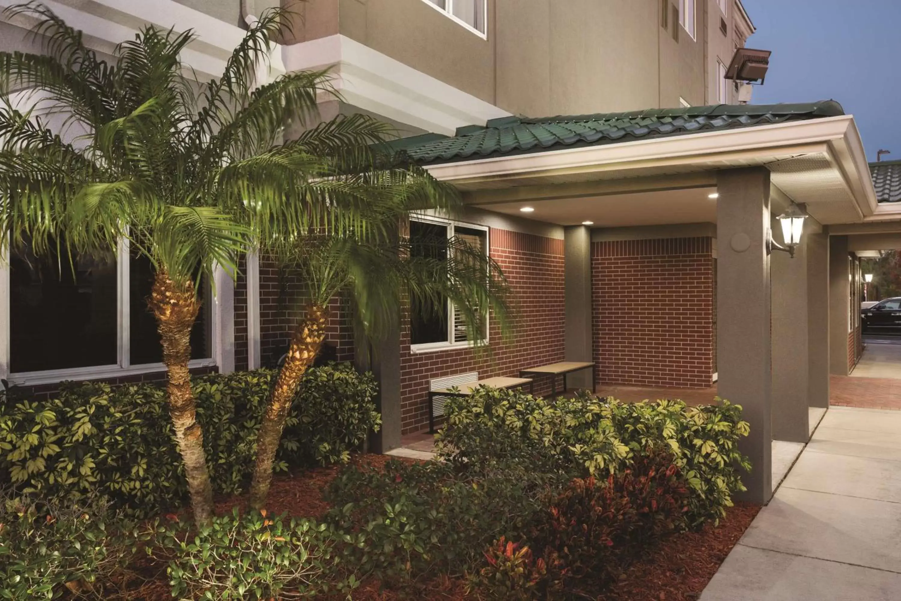 Property Building in Country Inn & Suites by Radisson, St. Petersburg - Clearwater, FL