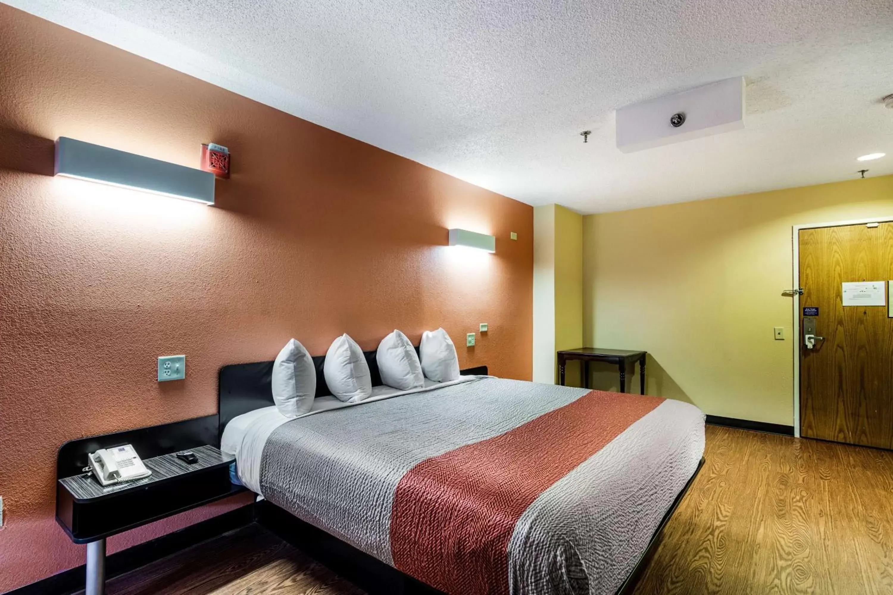 King Room - single occupancy - Disability Access - Non-Smoking in Motel 6-Libertyville, IL King Room - single occupancy - Disability Access - Non-Smoking in Motel 6-Libertyville, IL
