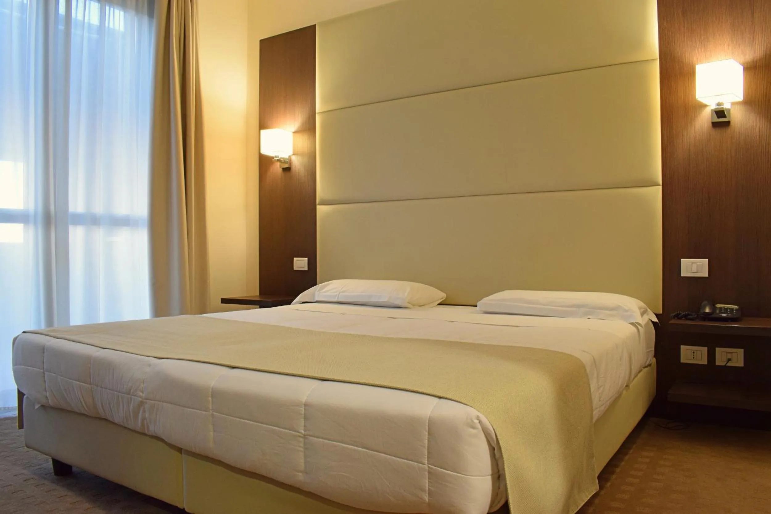 Photo of the whole room, Bed in Palace Inn Rome Fiano