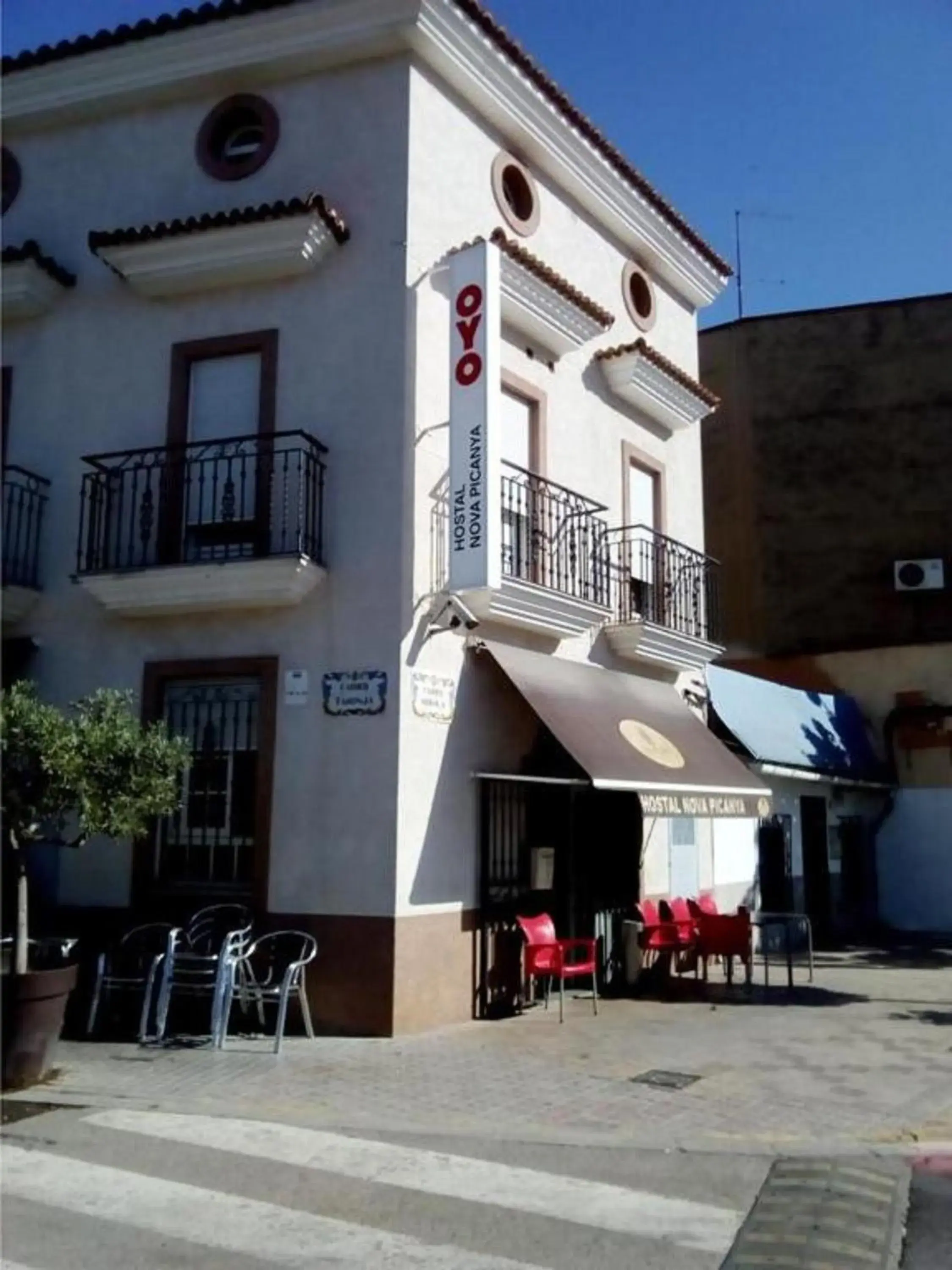 Facade/entrance, Patio/Outdoor Area in Hostal Nova Picanya