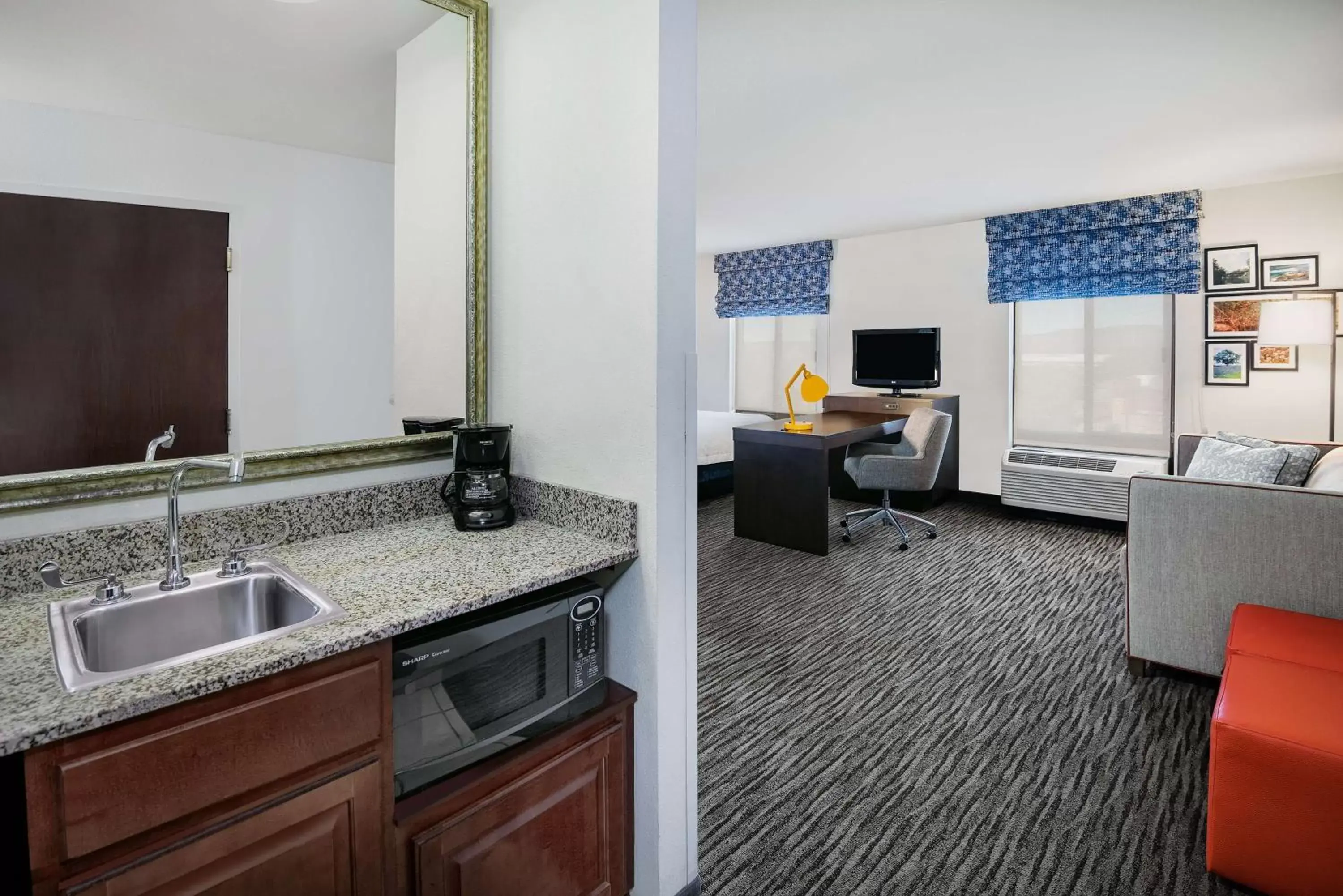 Bedroom, Kitchen/Kitchenette in Hampton Inn & Suites San Marcos