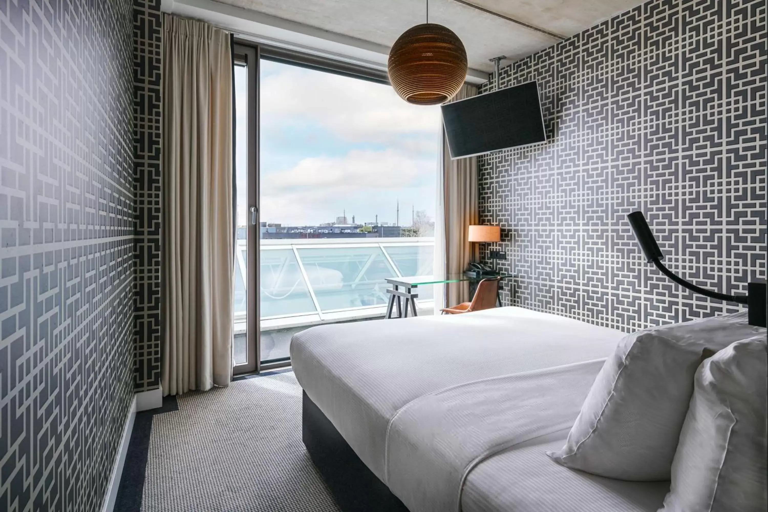 Bed in DoubleTree By Hilton Hotel Amsterdam - Ndsm Wharf