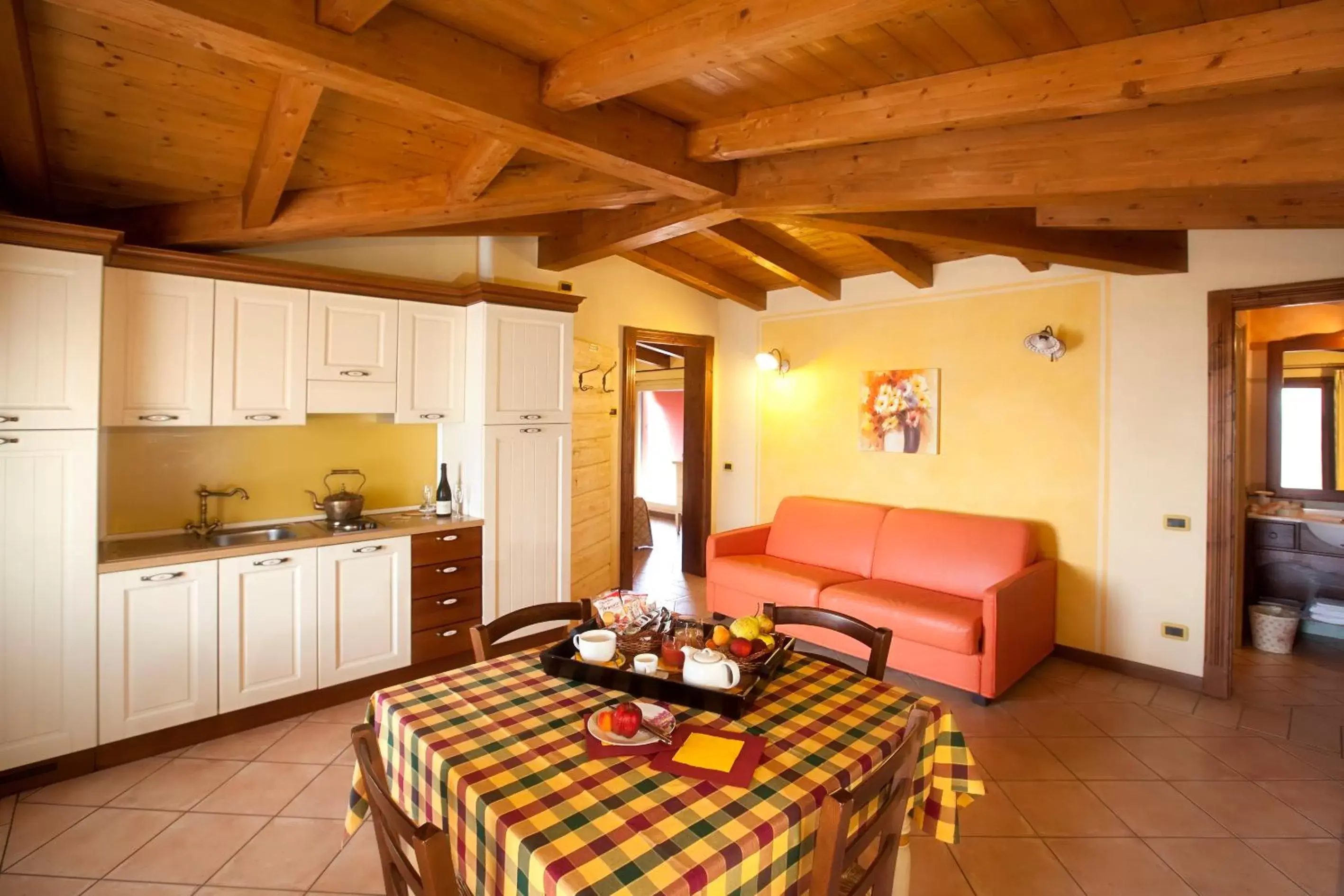 Kitchen or kitchenette, Dining Area in Luna Residence Hotel