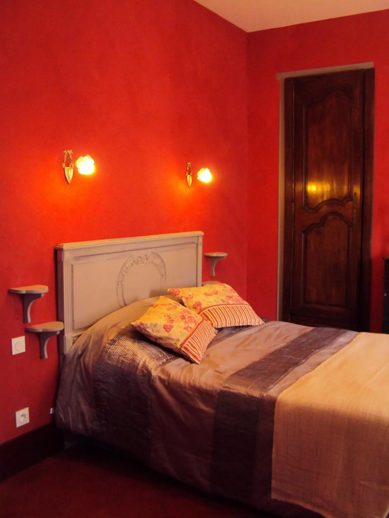 Photo of the whole room, Bed in Les Chambres des Dames