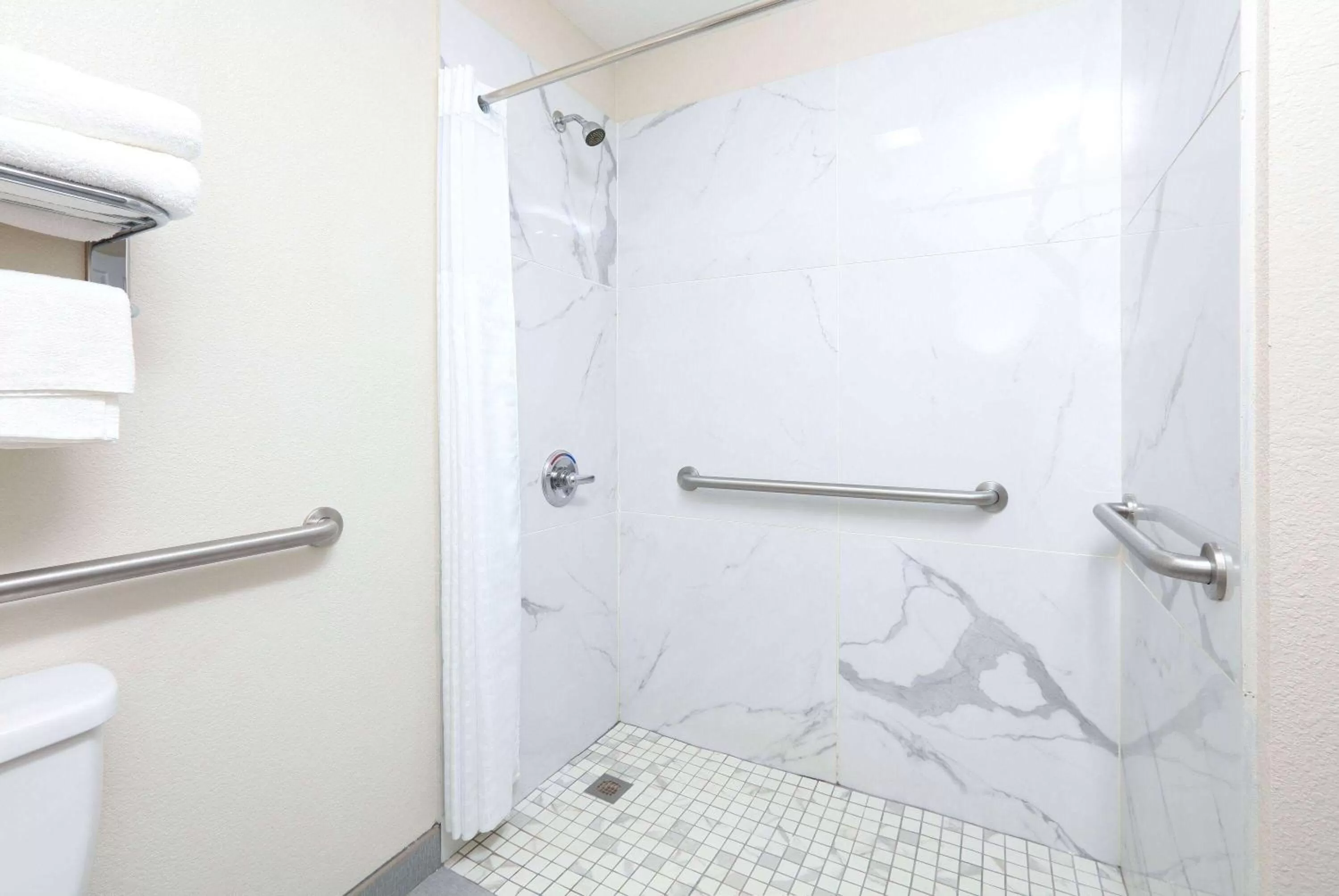 TV and multimedia in Super 8 by Wyndham Palestine TX