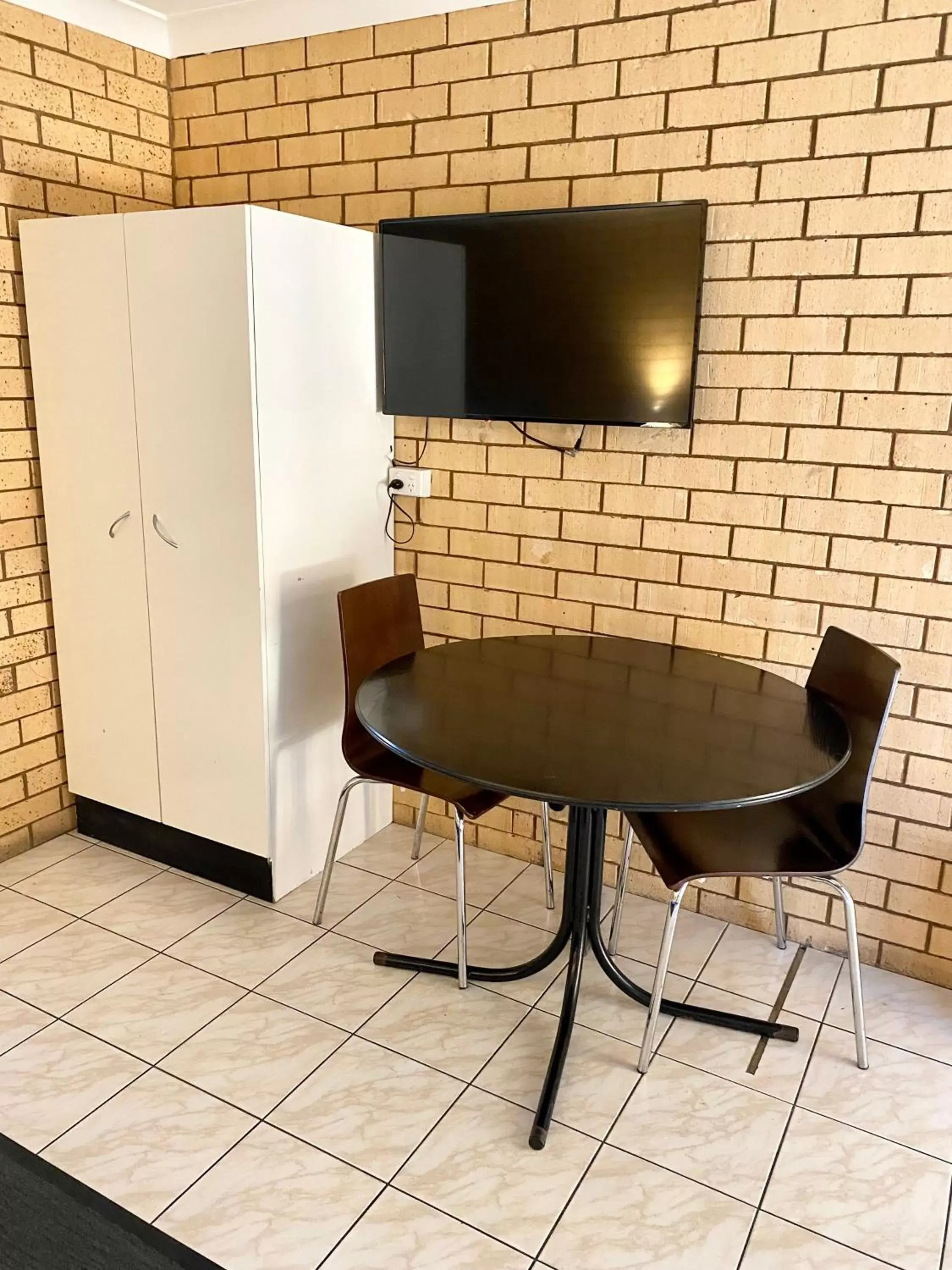 Dining area, TV/Entertainment Center in Tallarook Motor Inn