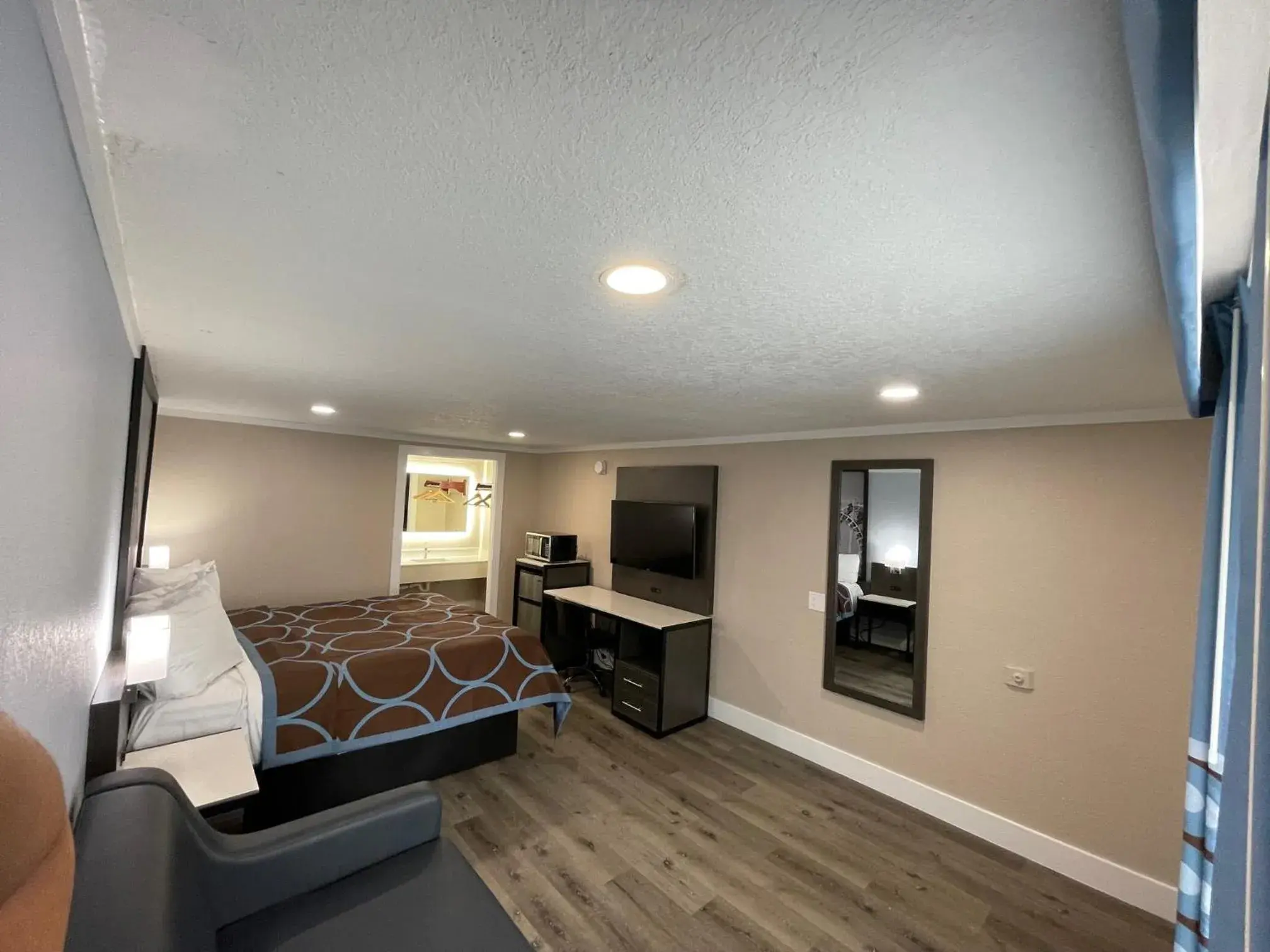 TV and multimedia, Bed in Super 8 by Wyndham Kissimmee-Orlando