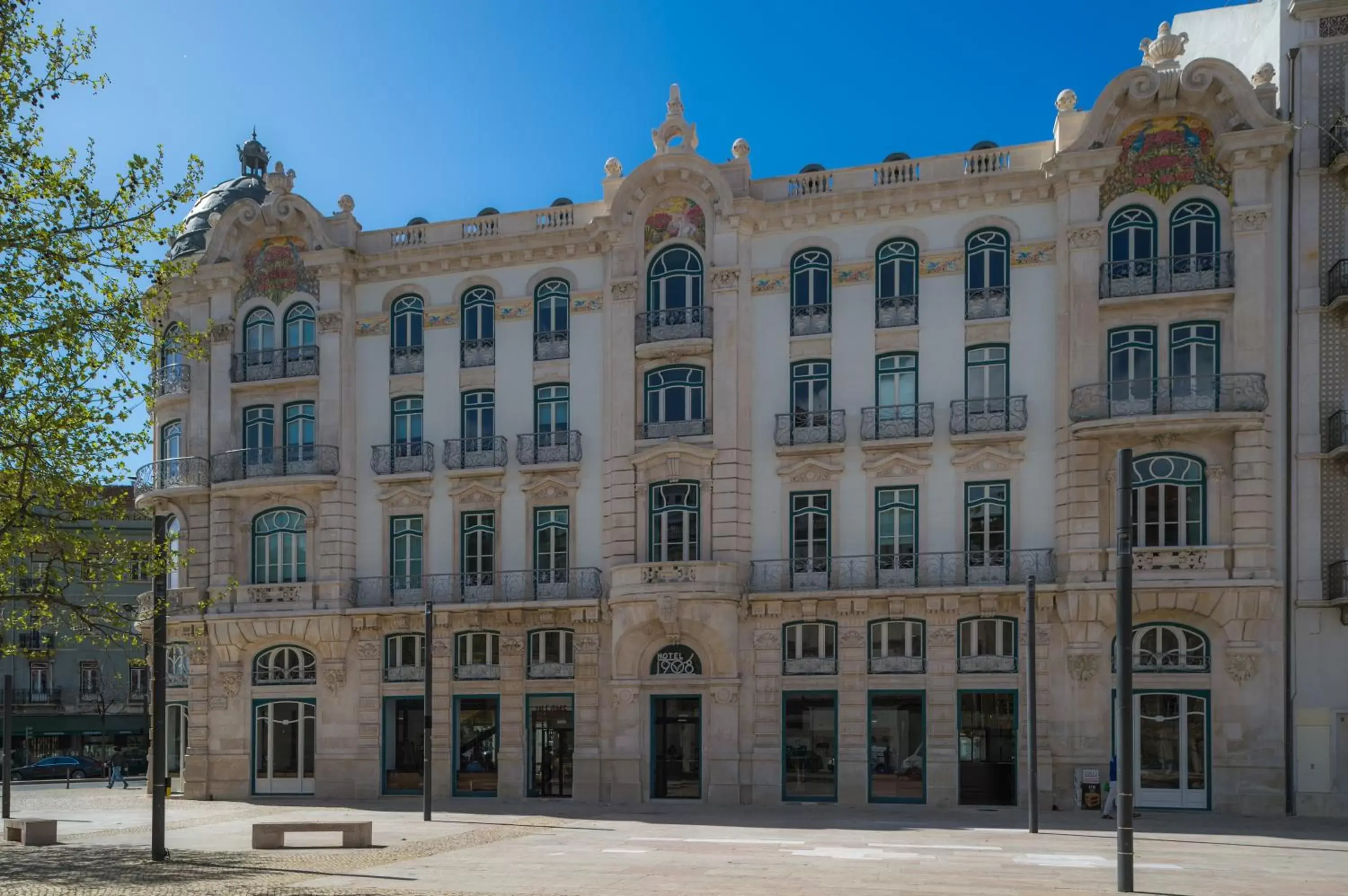 Facade/entrance in 1908 Lisboa Hotel