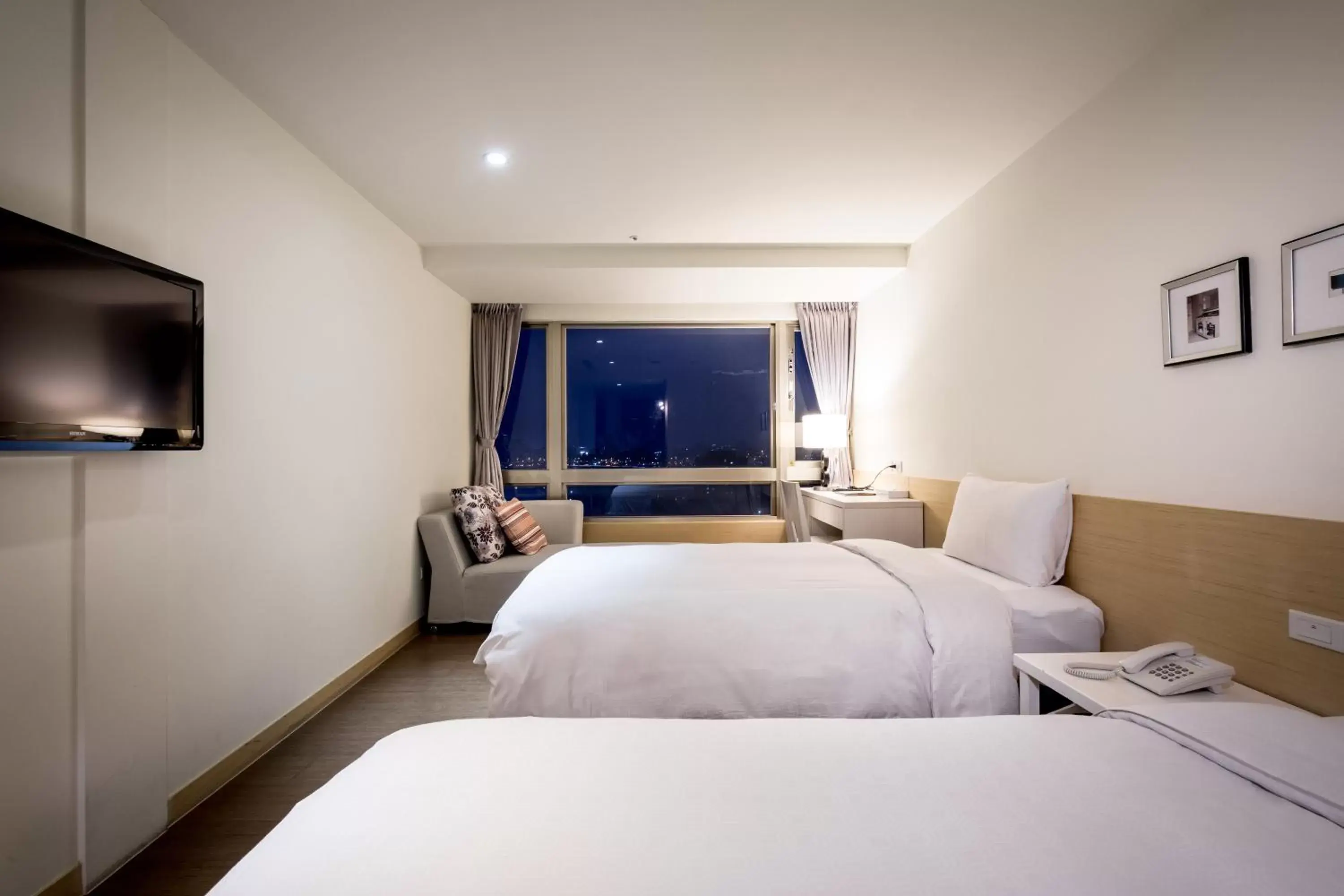 River view, Bed in Wemeet Hotel Taipei