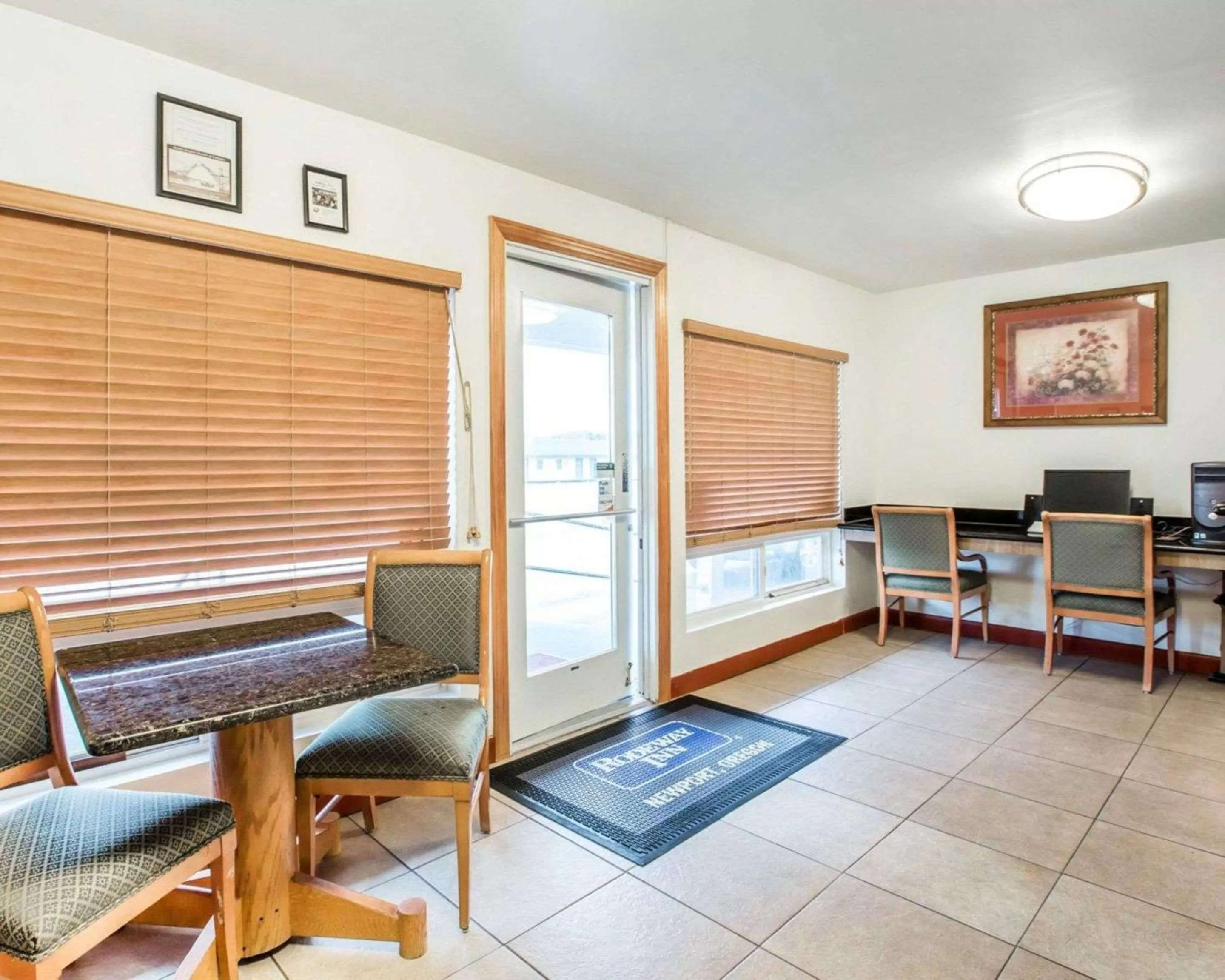 Lobby or reception in Rodeway Inn Newport