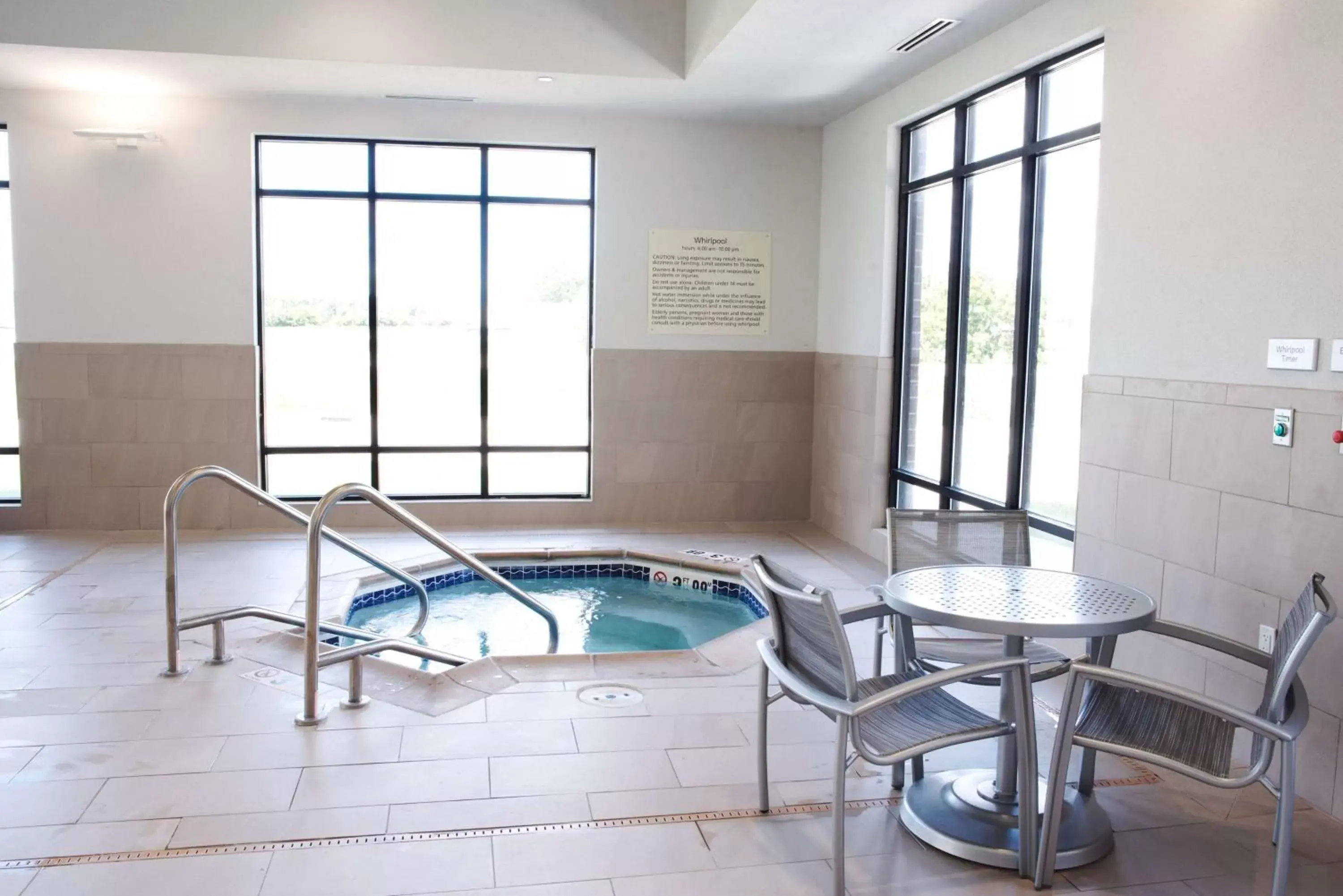 Hot Tub, Swimming Pool in Hampton Inn By Hilton - Suites Des Moines-Urbandale IA