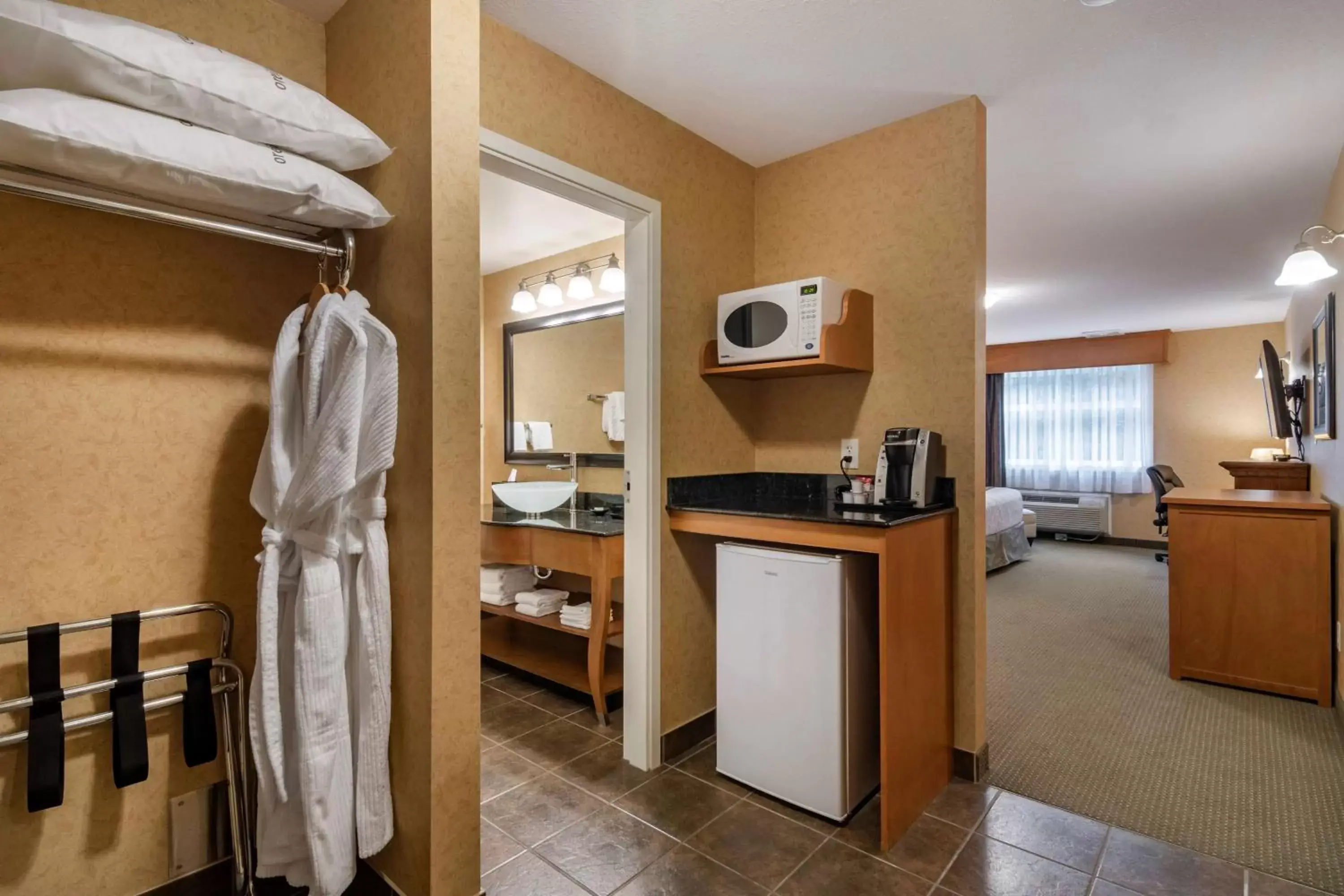 Bathroom, Kitchen/Kitchenette in Best Western Sicamous Inn