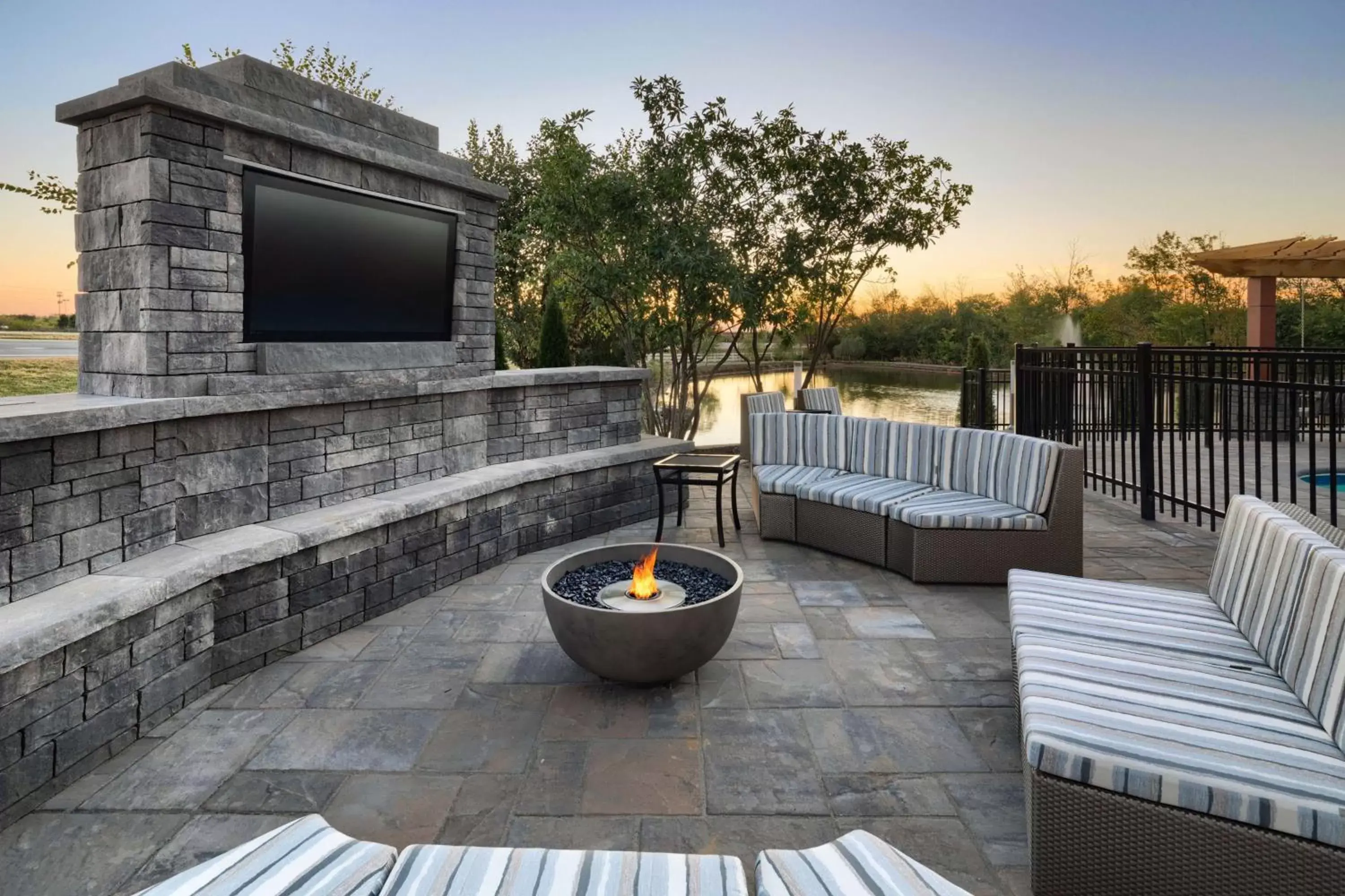 Patio in Hampton Inn Louisville Northeast