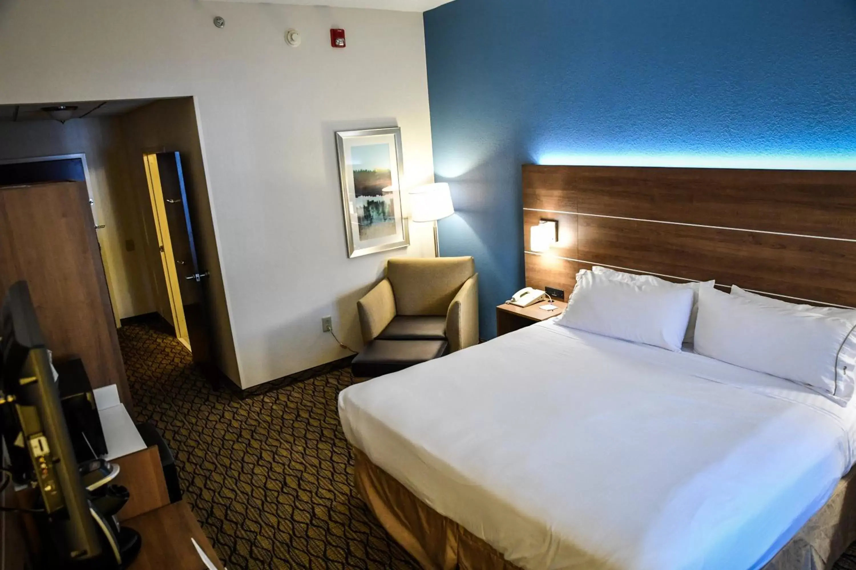 Photo of the whole room, Bed in Holiday Inn Express Hotel & Suites - Concord, an IHG Hotel