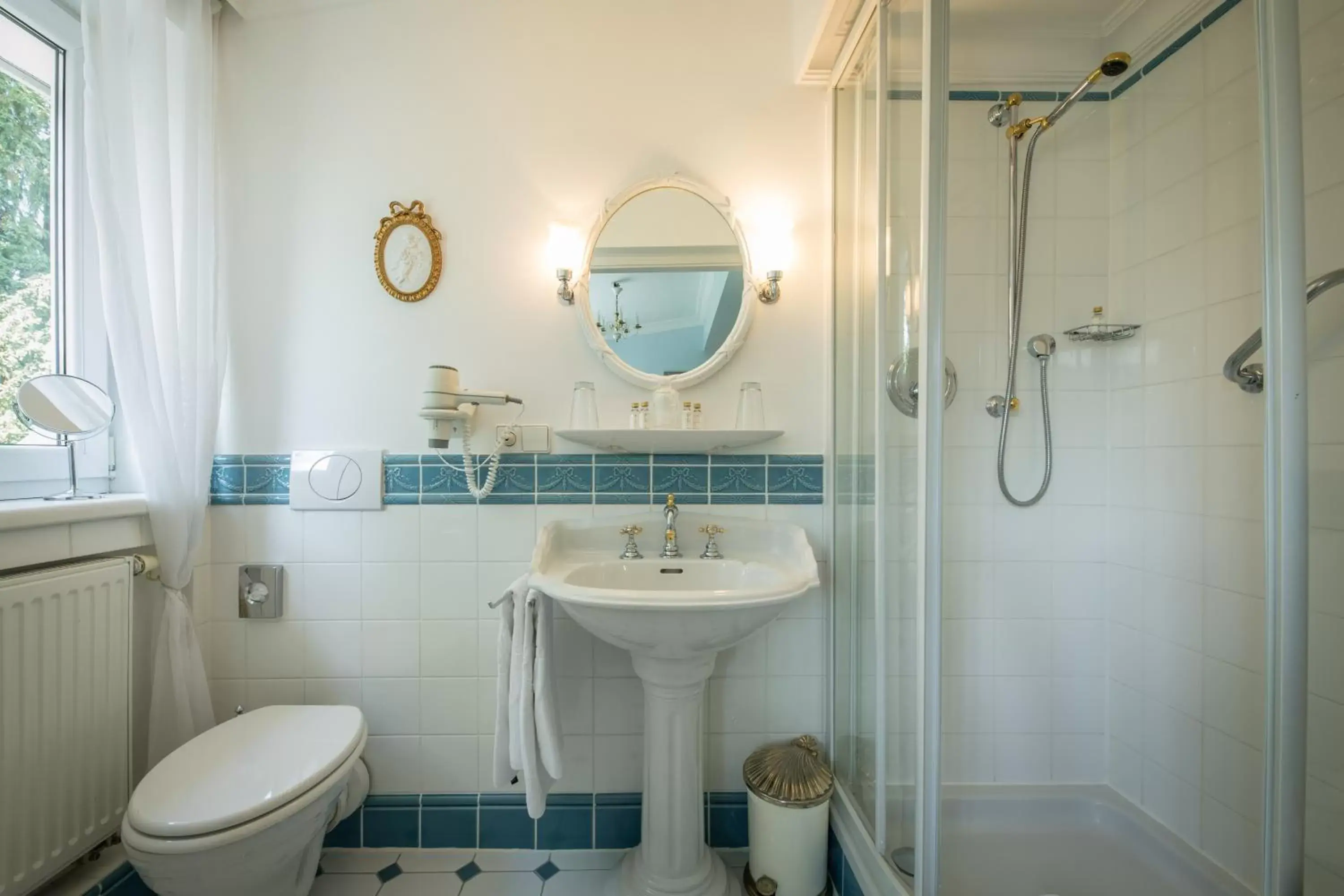 Shower, Bathroom in Hotel Belle Epoque