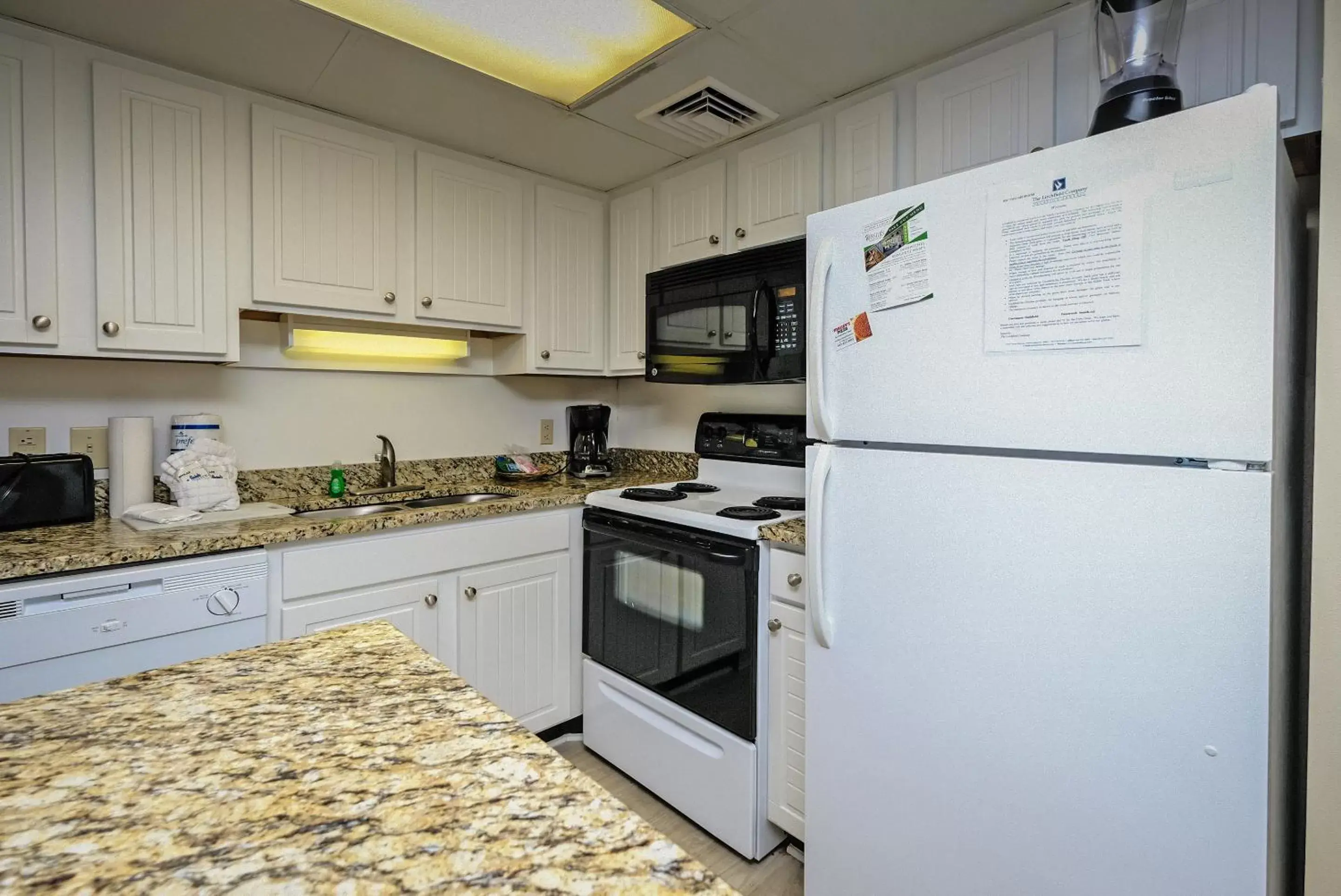 Kitchen/Kitchenette in Litchfield Beach & Golf Resort