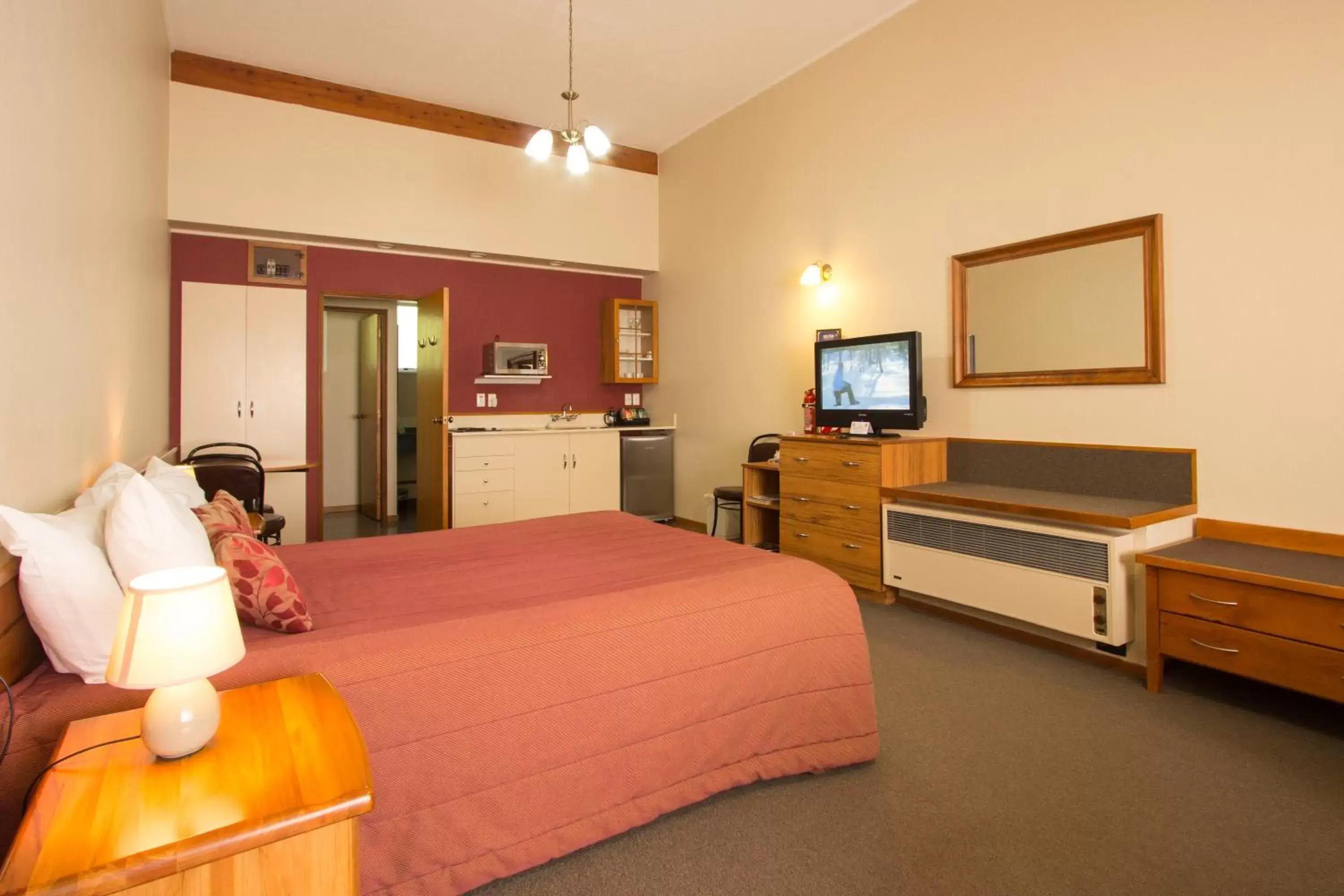 Photo of the whole room, TV/Entertainment Center in Balmoral Lodge Motel