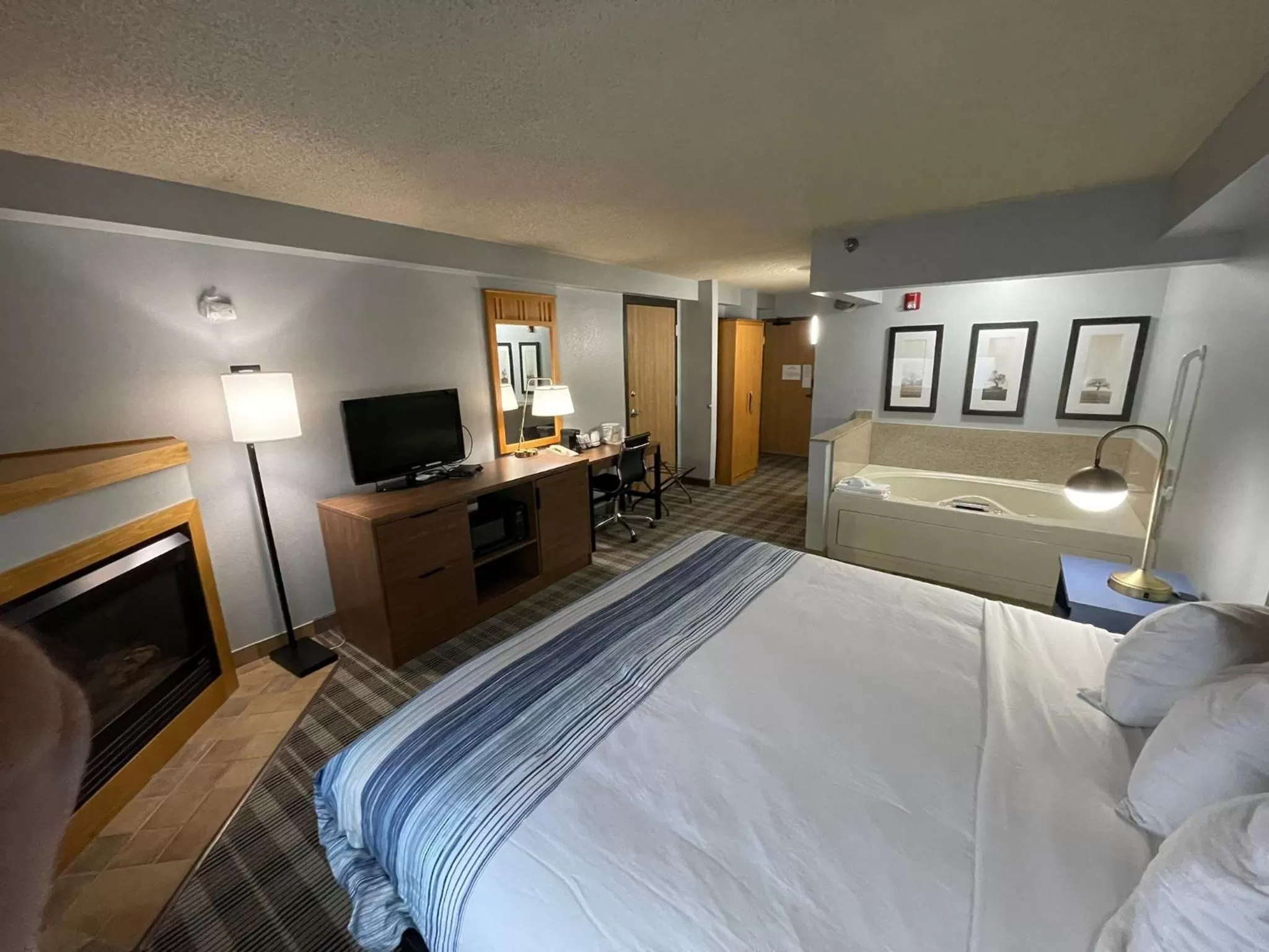 Photo of the whole room, Bed in AmericInn by Wyndham Sayre