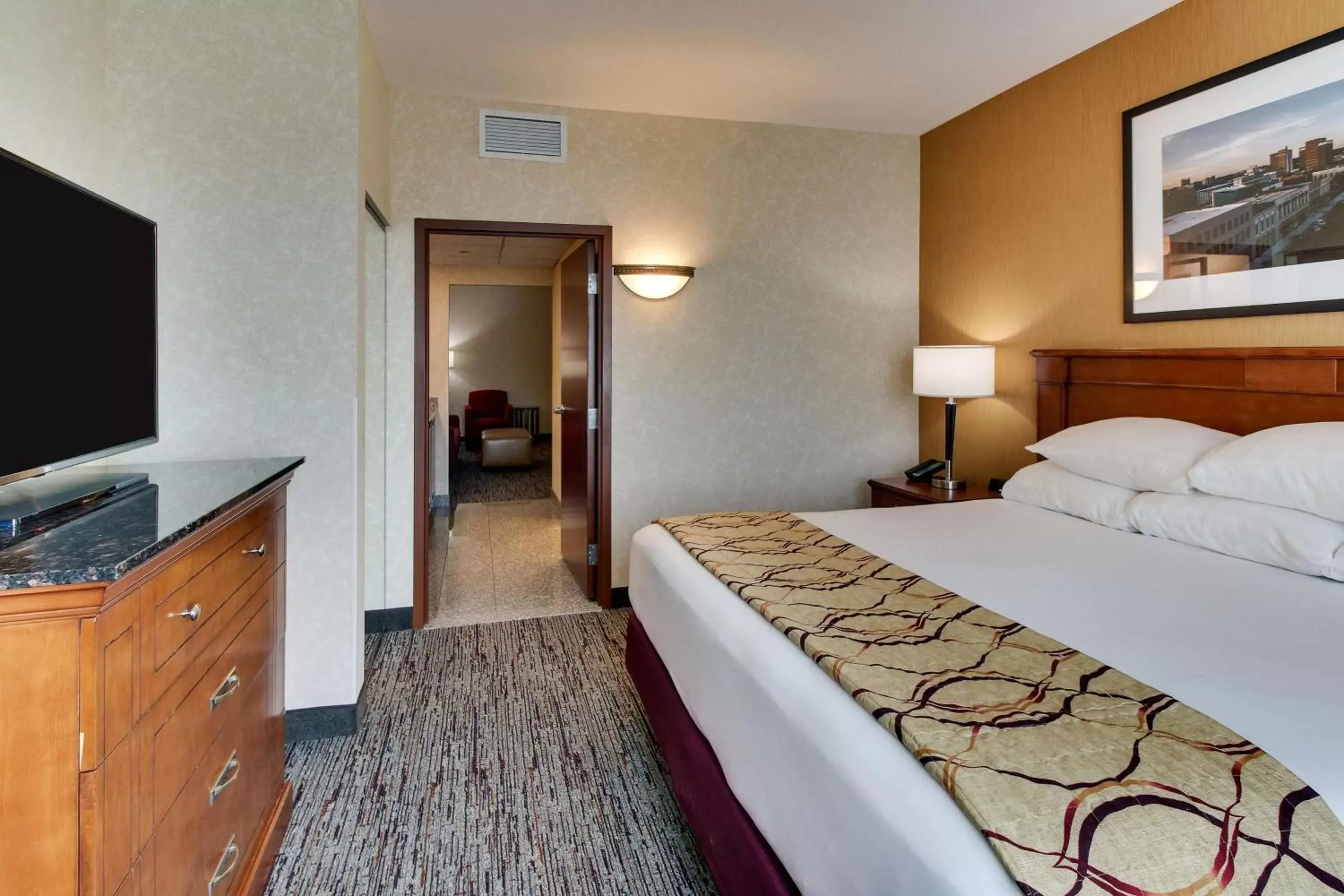 Photo of the whole room, Bed in Drury Inn & Suites Meridian