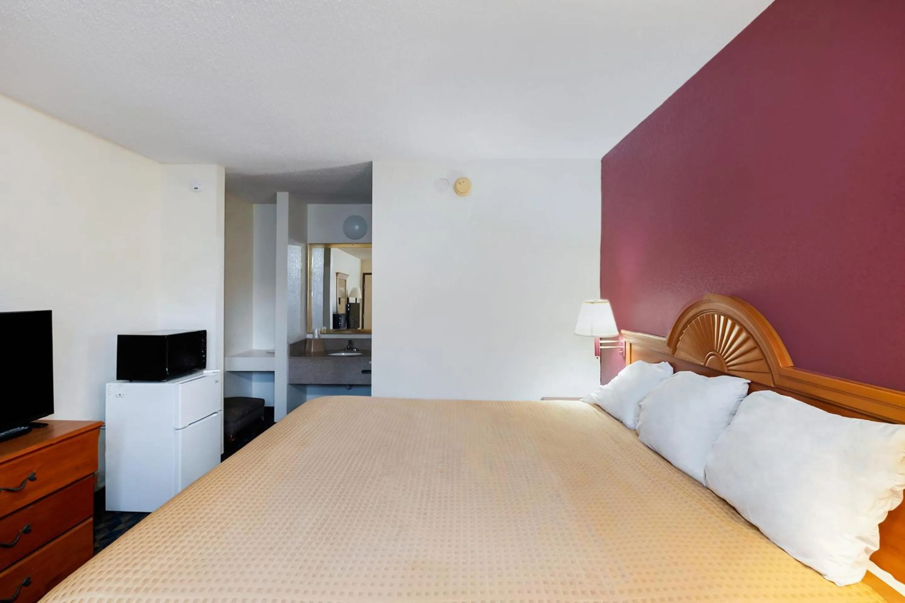 Bedroom, Bed in OYO Hotel Manning SC