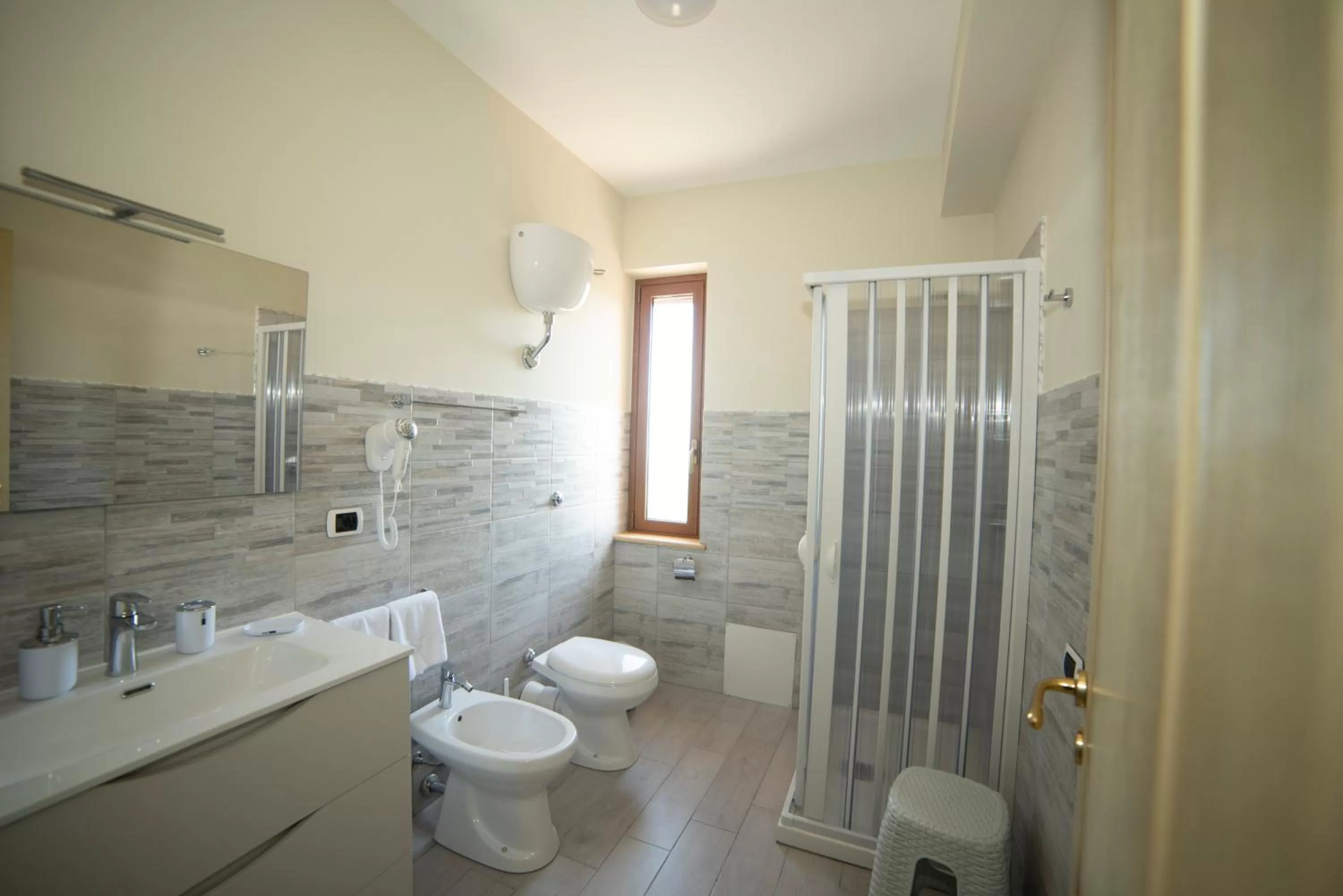 Shower, Bathroom in B&B La Terrazza Degli Scrittori