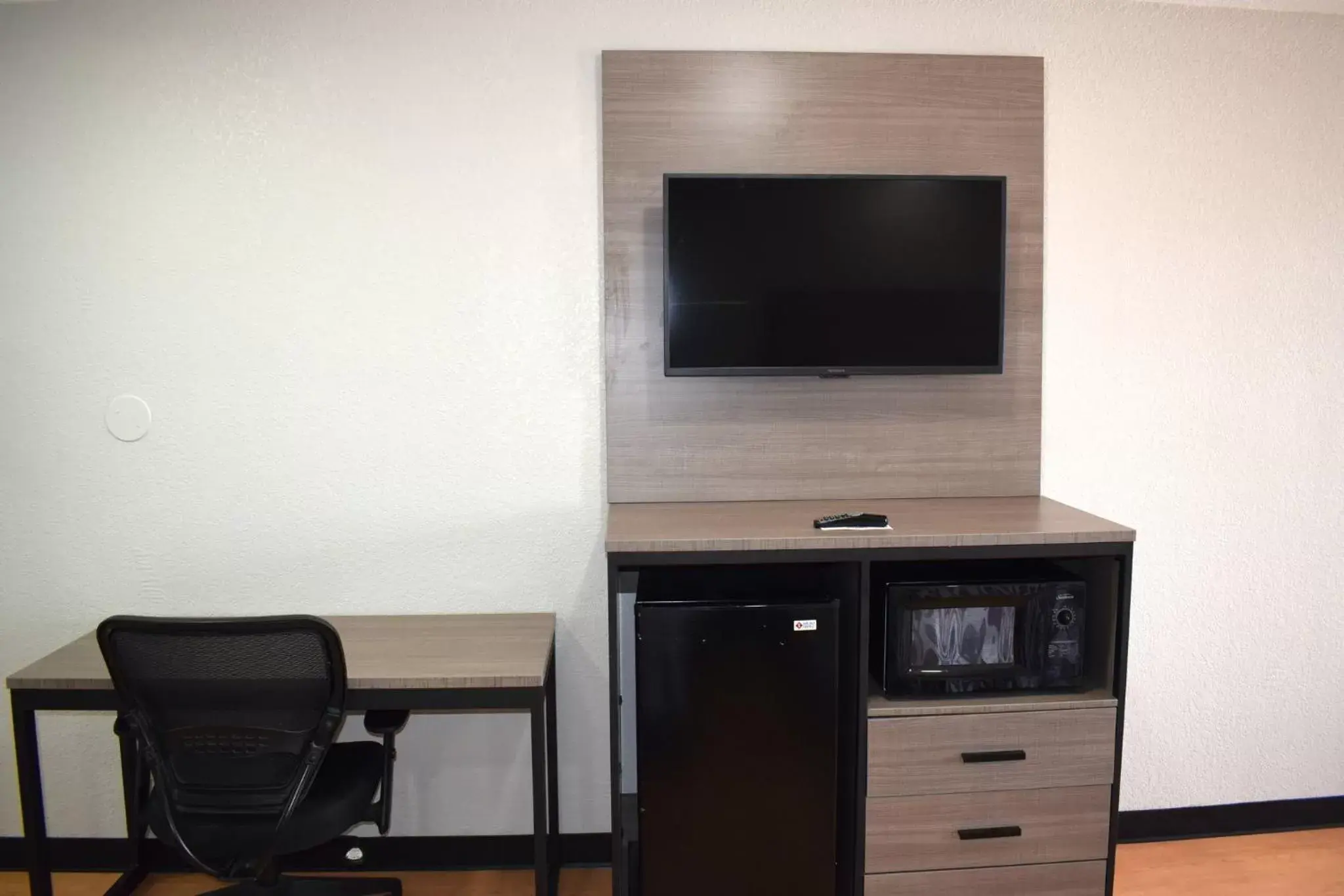 Photo of the whole room, TV/Entertainment Center in Red Roof Inn & Suites Weatherford