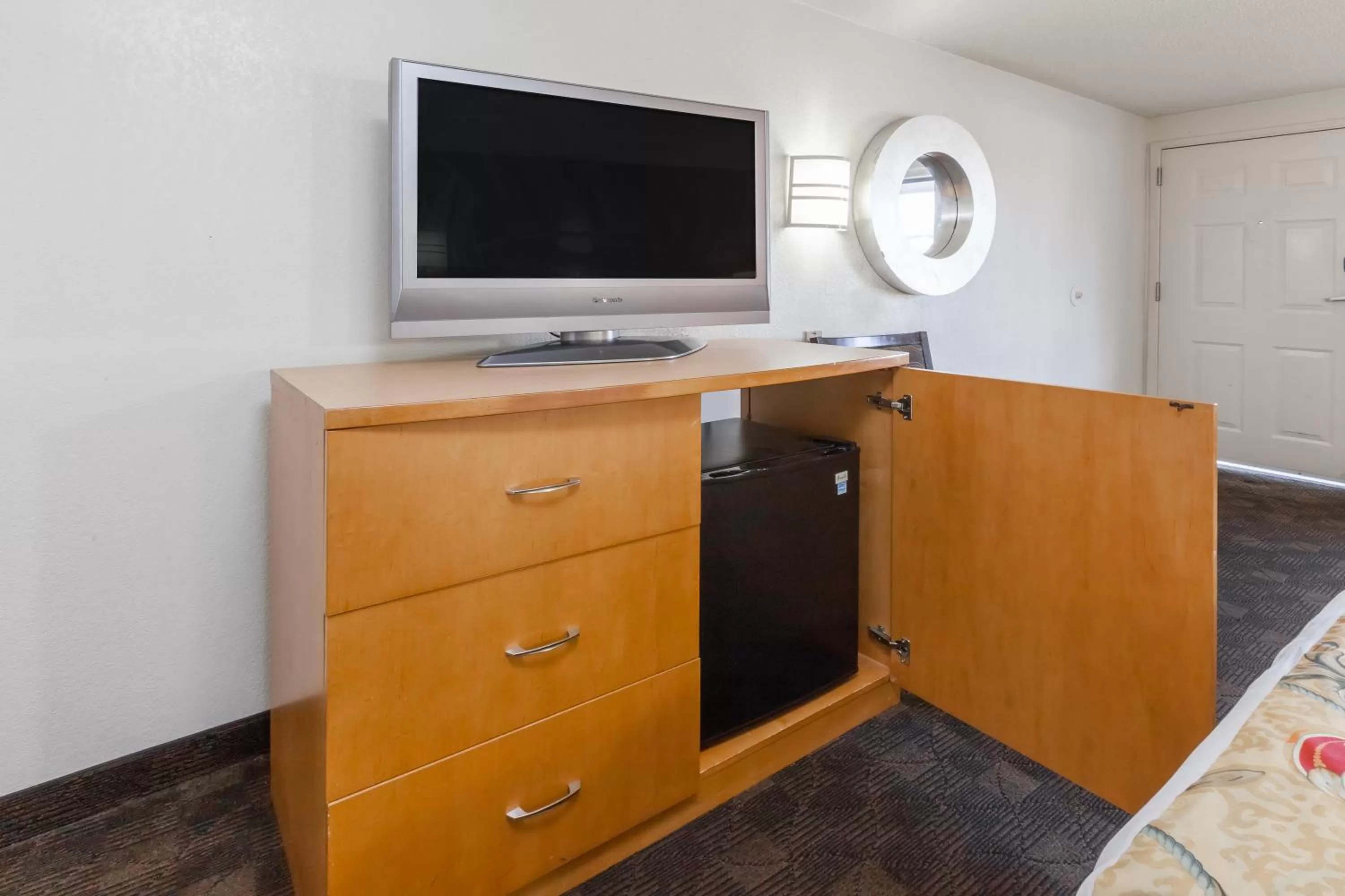 TV and multimedia in Knights Inn Flint