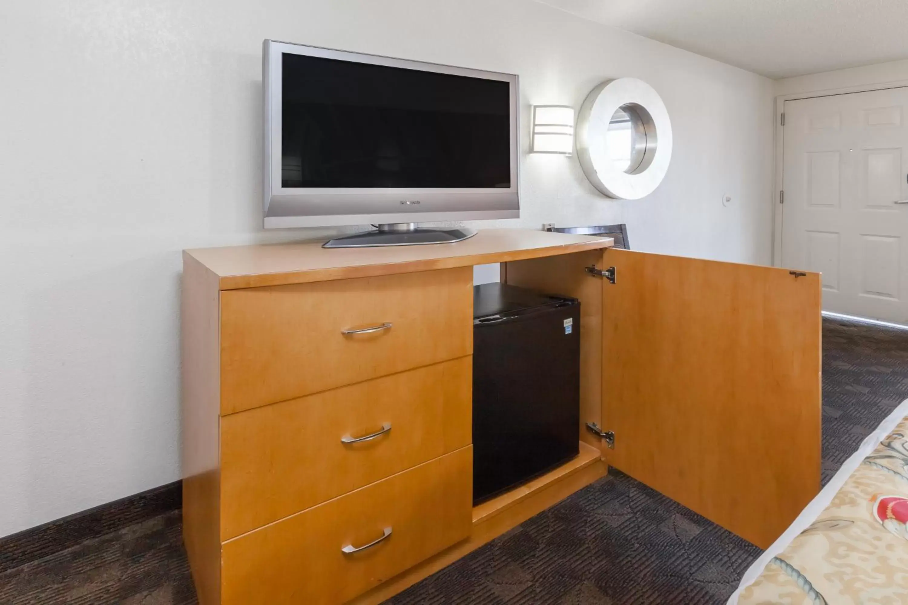 TV and multimedia in Knights Inn Flint TV and multimedia in Knights Inn Flint