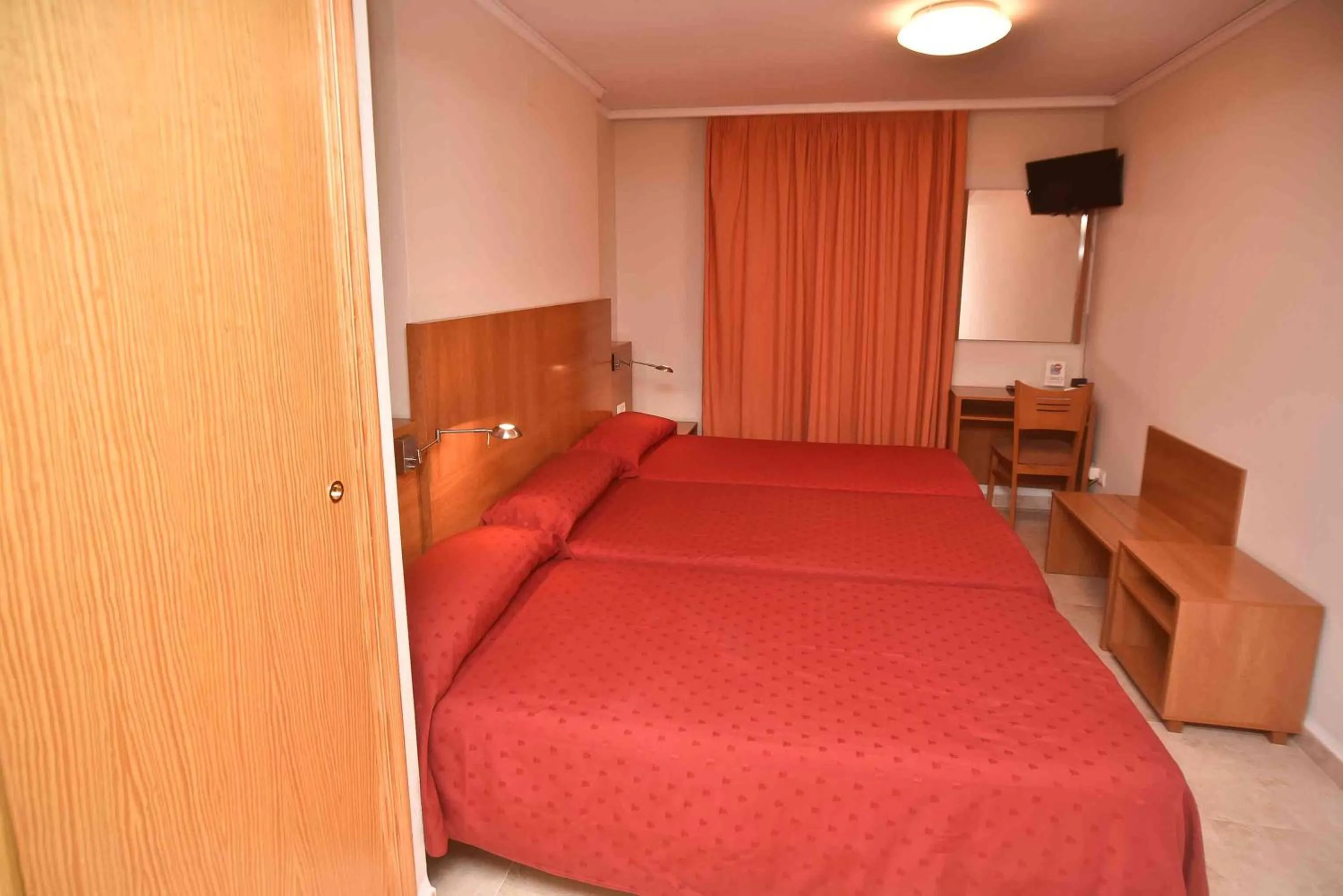 Bedroom, Bed in Hotel Adsubia