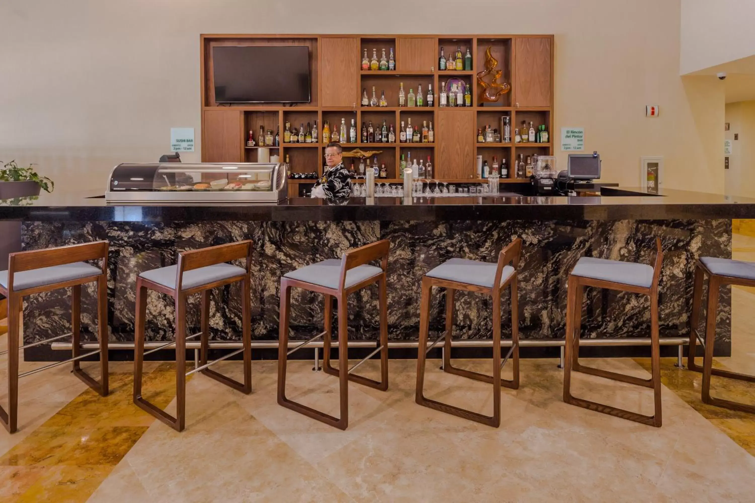 Lounge or bar in Holiday Inn Monterrey Valle, an IHG Hotel