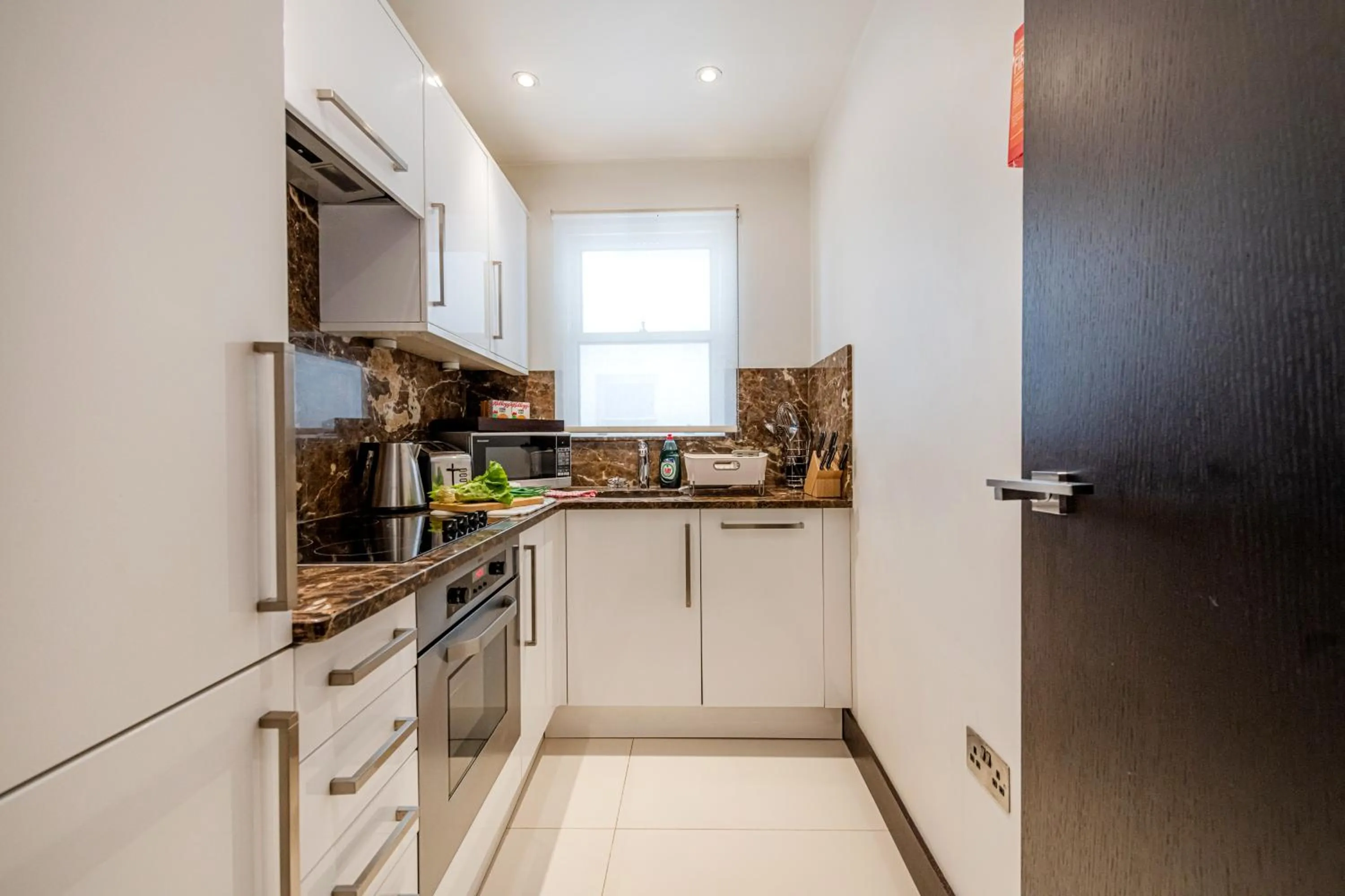 Kitchen or kitchenette in 130 Queen's Gate Apartments